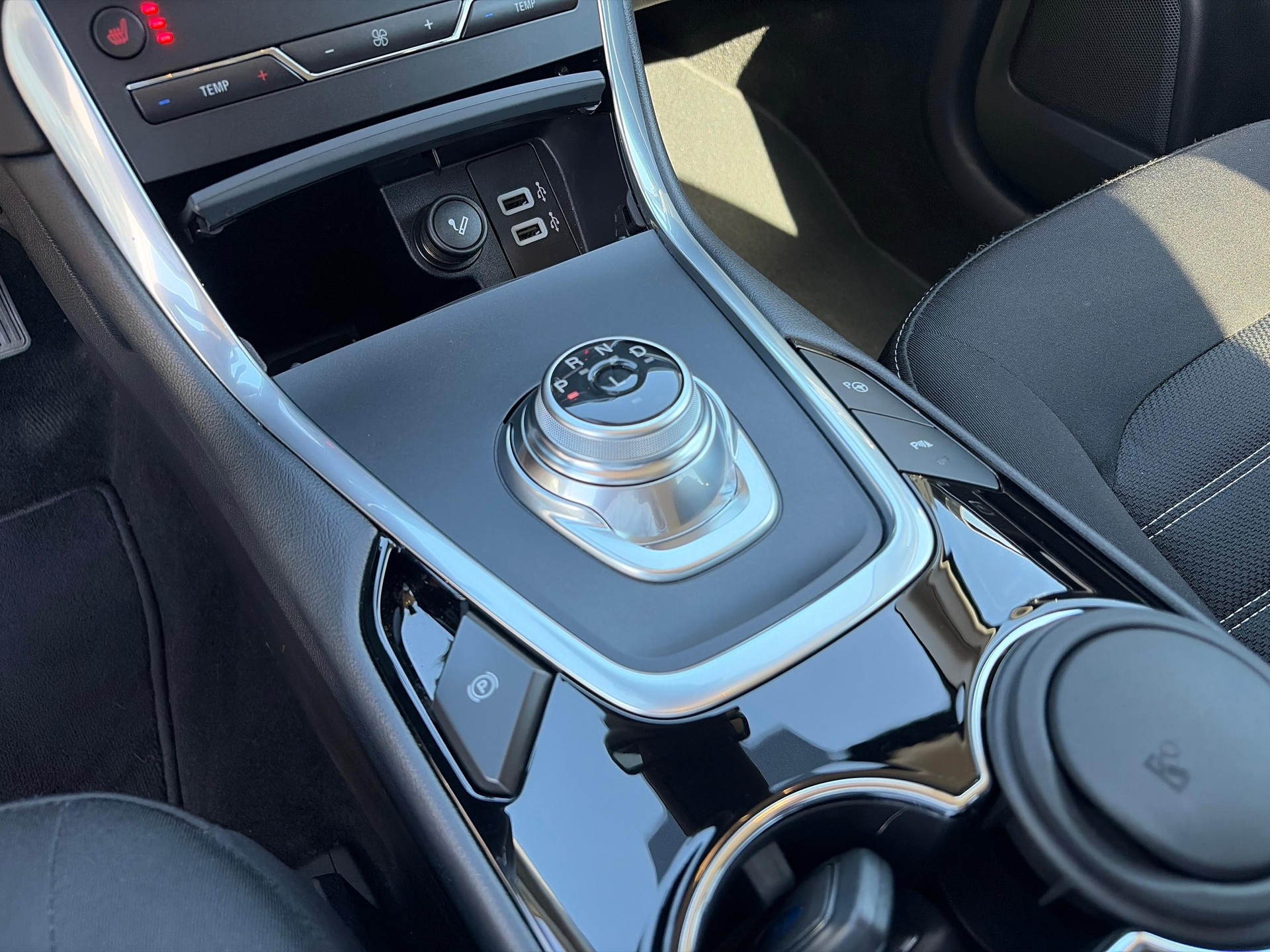 FORD Galaxy 2.5 Hybrid Titanium 7P-image-16