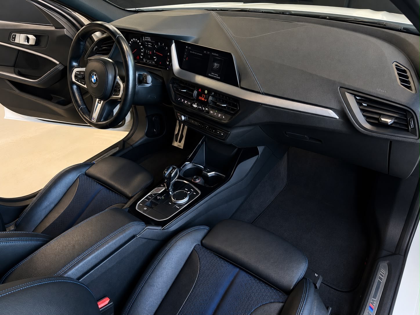 BMW 118i Sport Line Steptronic-image-11