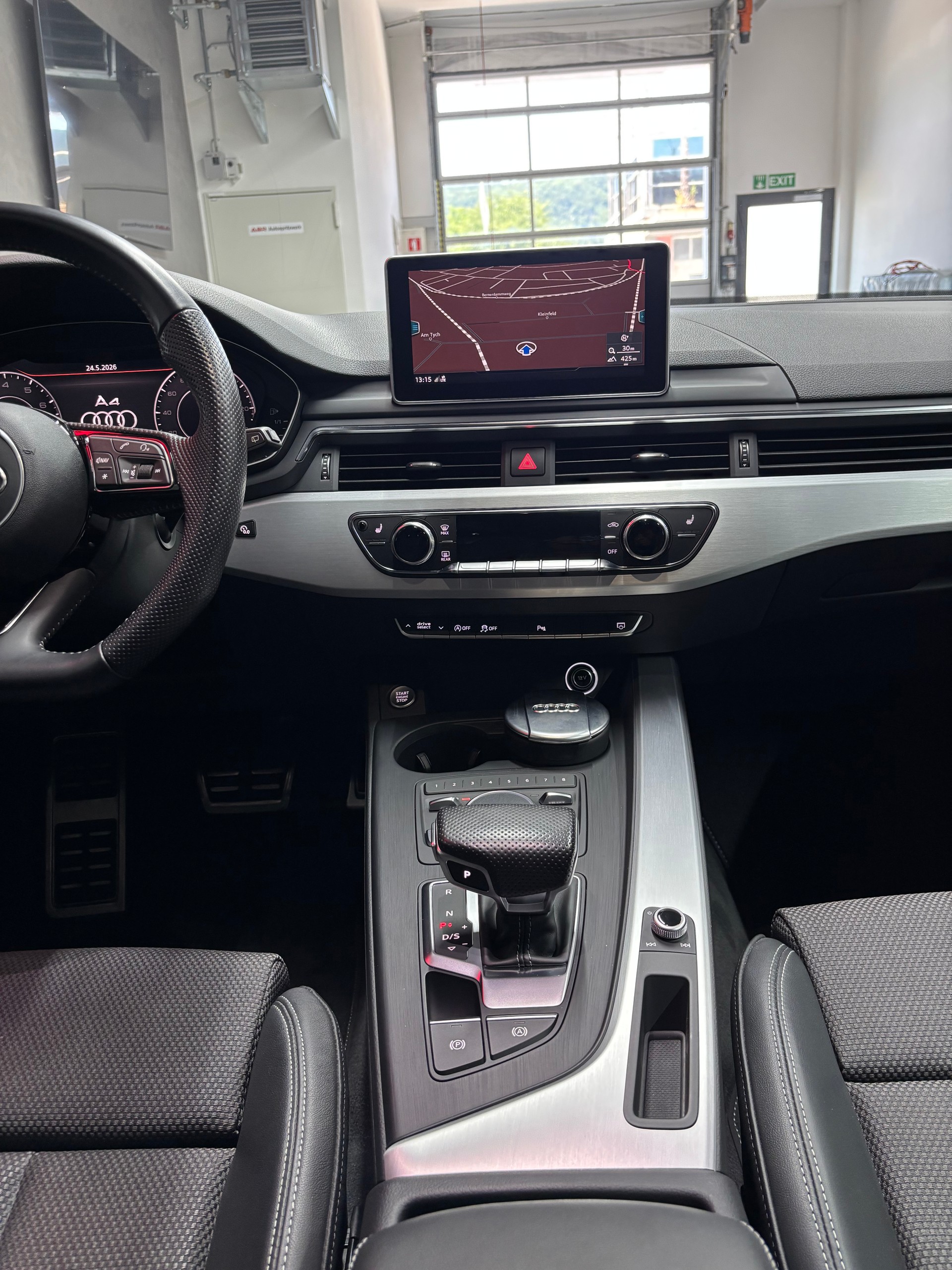 AUDI A4 Avant 2.0 TFSI Ultra Sport S-tronic S Line-image-12