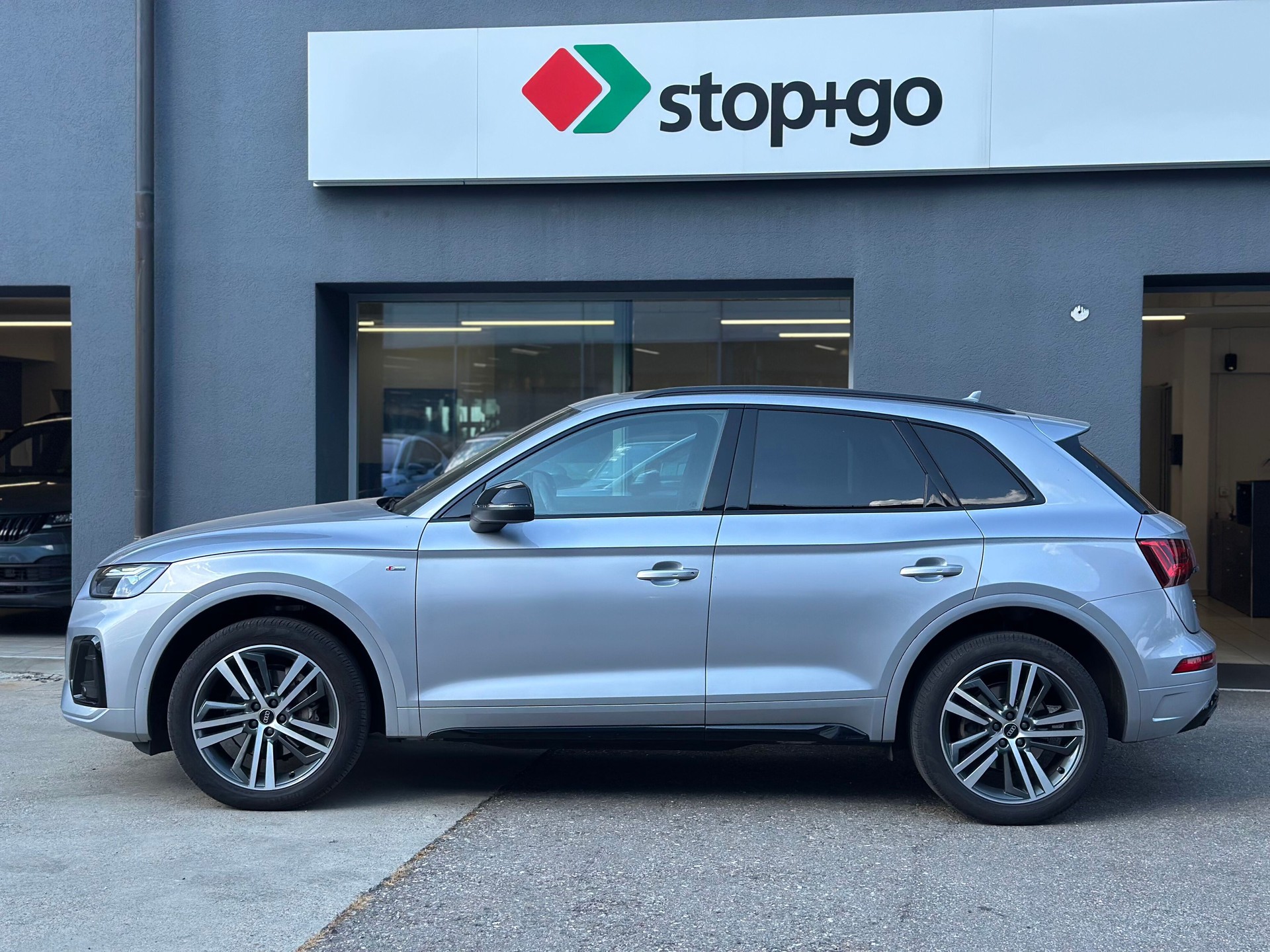 AUDI Q5 Sportback 40 TDI S line quattro S-tronic-image-2