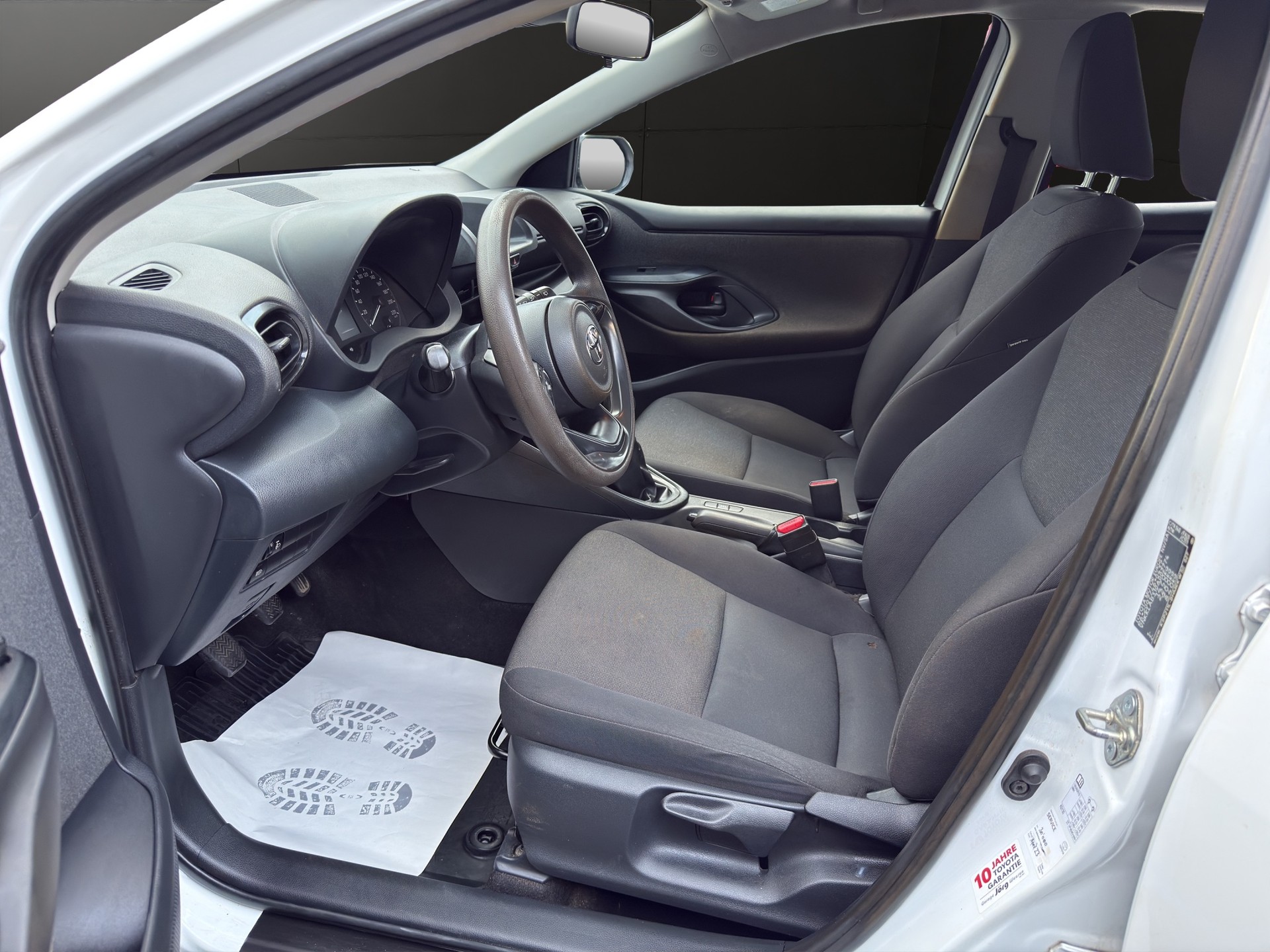 TOYOTA Yaris 1.0 Active-image-11