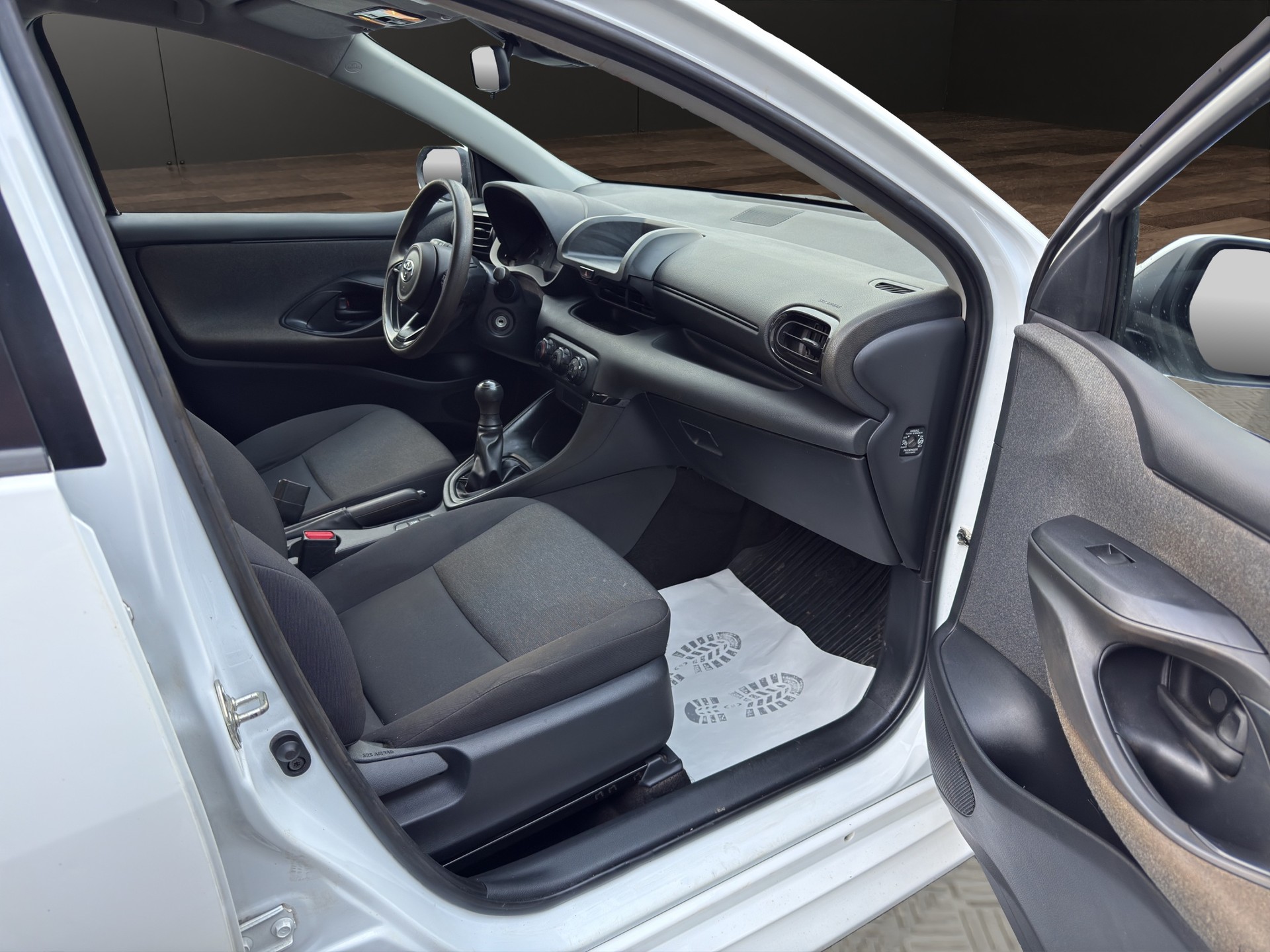 TOYOTA Yaris 1.0 Active-image-9
