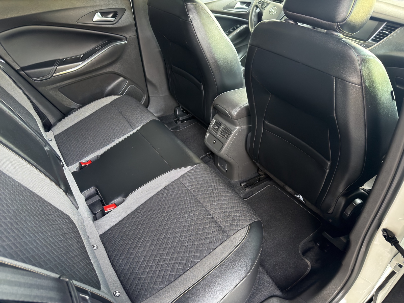 OPEL Grandland X 1.6 Hybrid4 Excellence Automatik-image-13