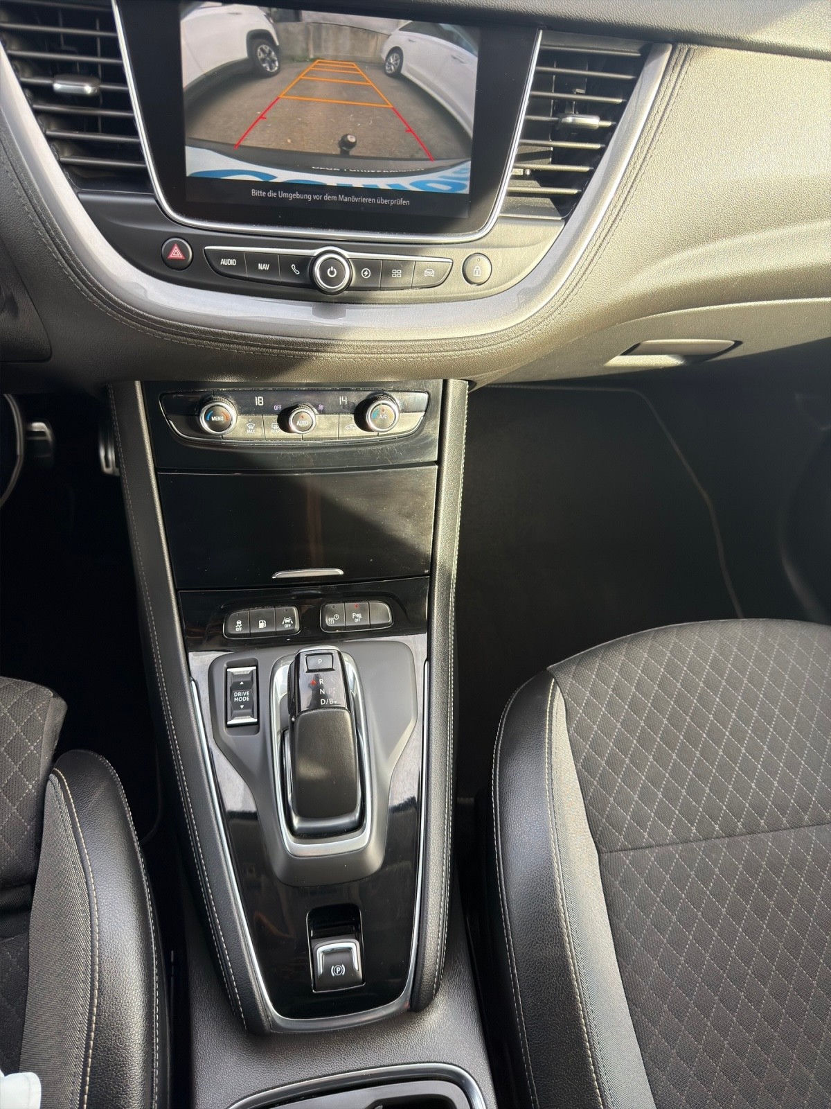 OPEL Grandland X 1.6 Hybrid4 Excellence Automatik-image-11