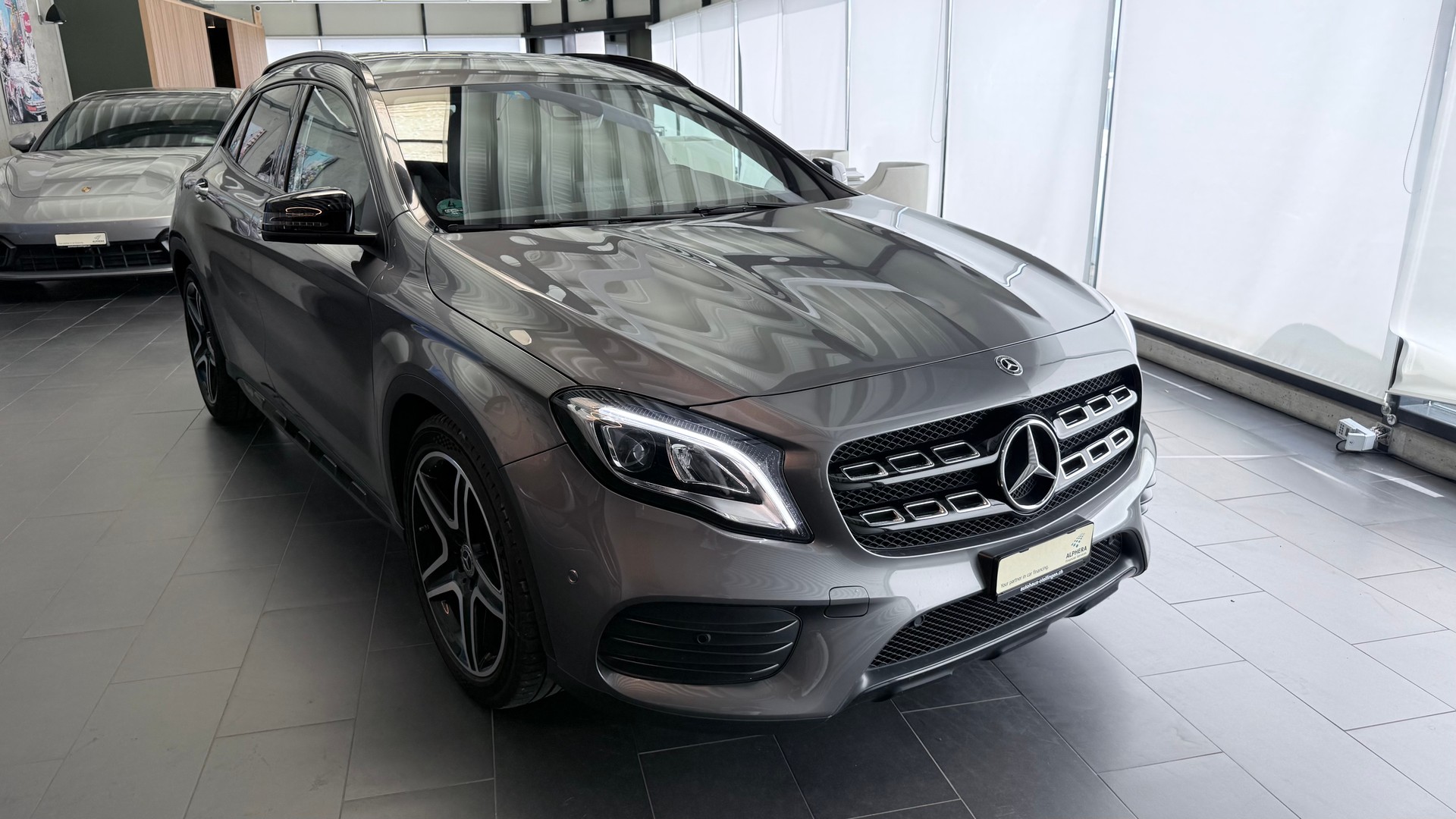 MERCEDES-BENZ GLA 250 AMG Line 4m-showroom-element-2