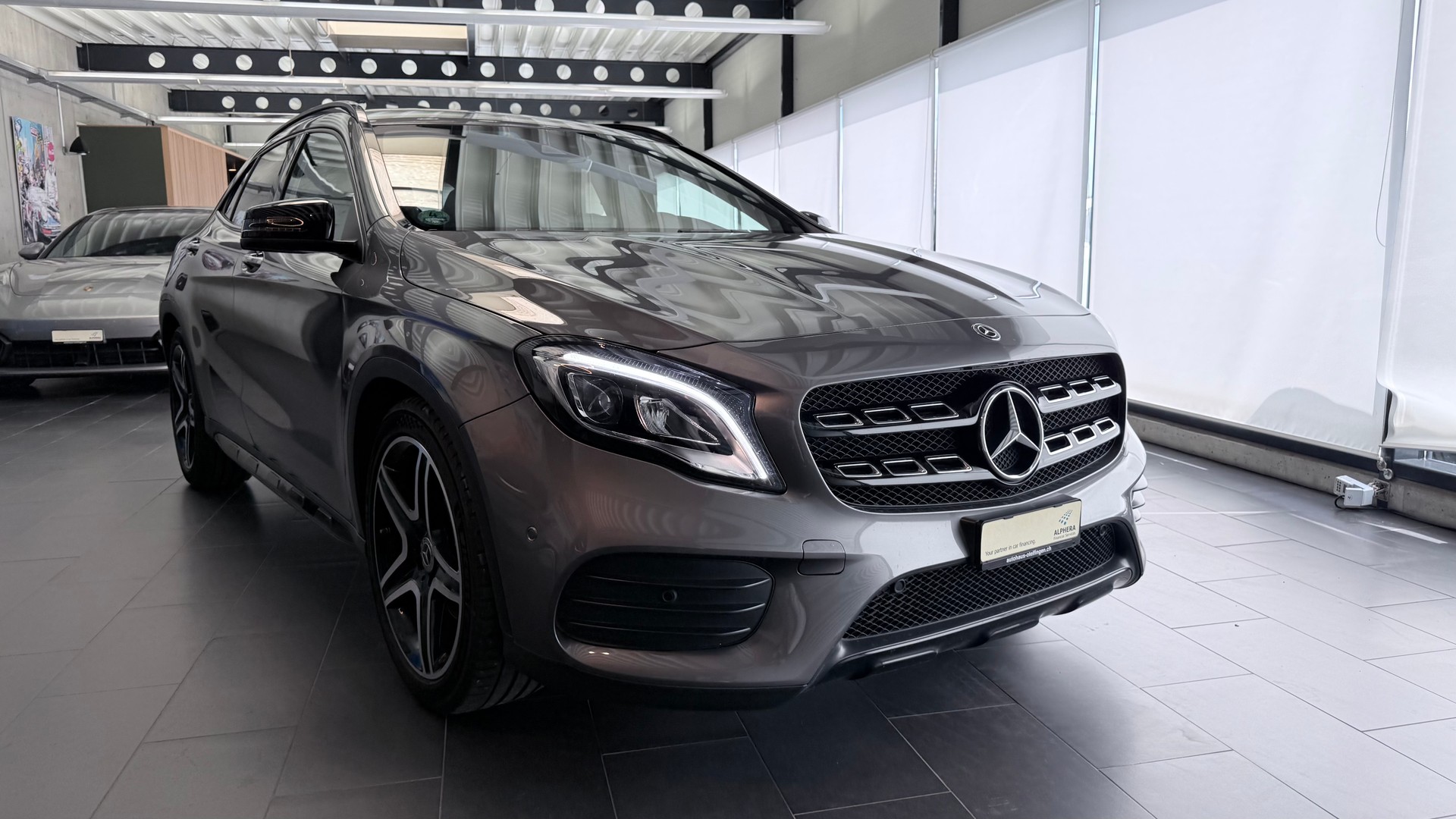 MERCEDES-BENZ GLA 250 AMG Line 4m-showroom-element-3