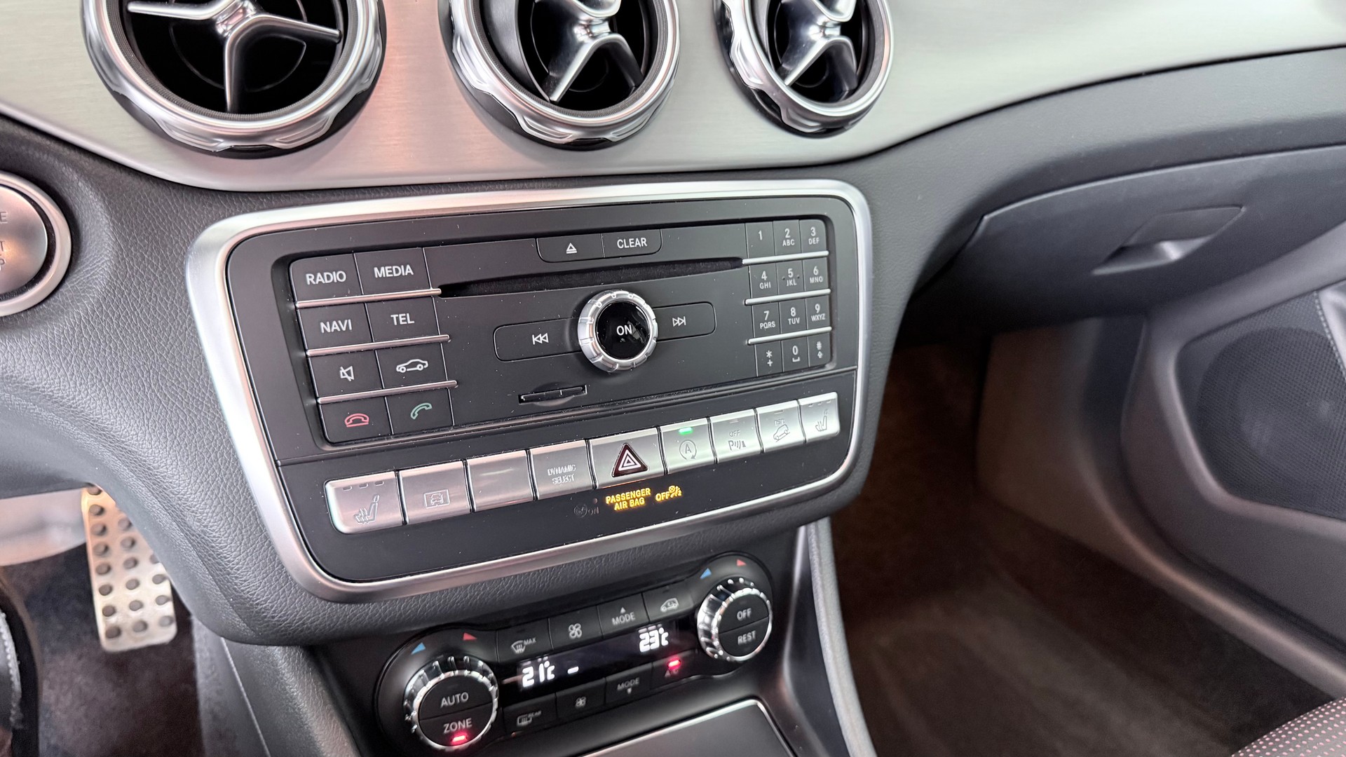 MERCEDES-BENZ GLA 250 AMG Line 4m-image-13
