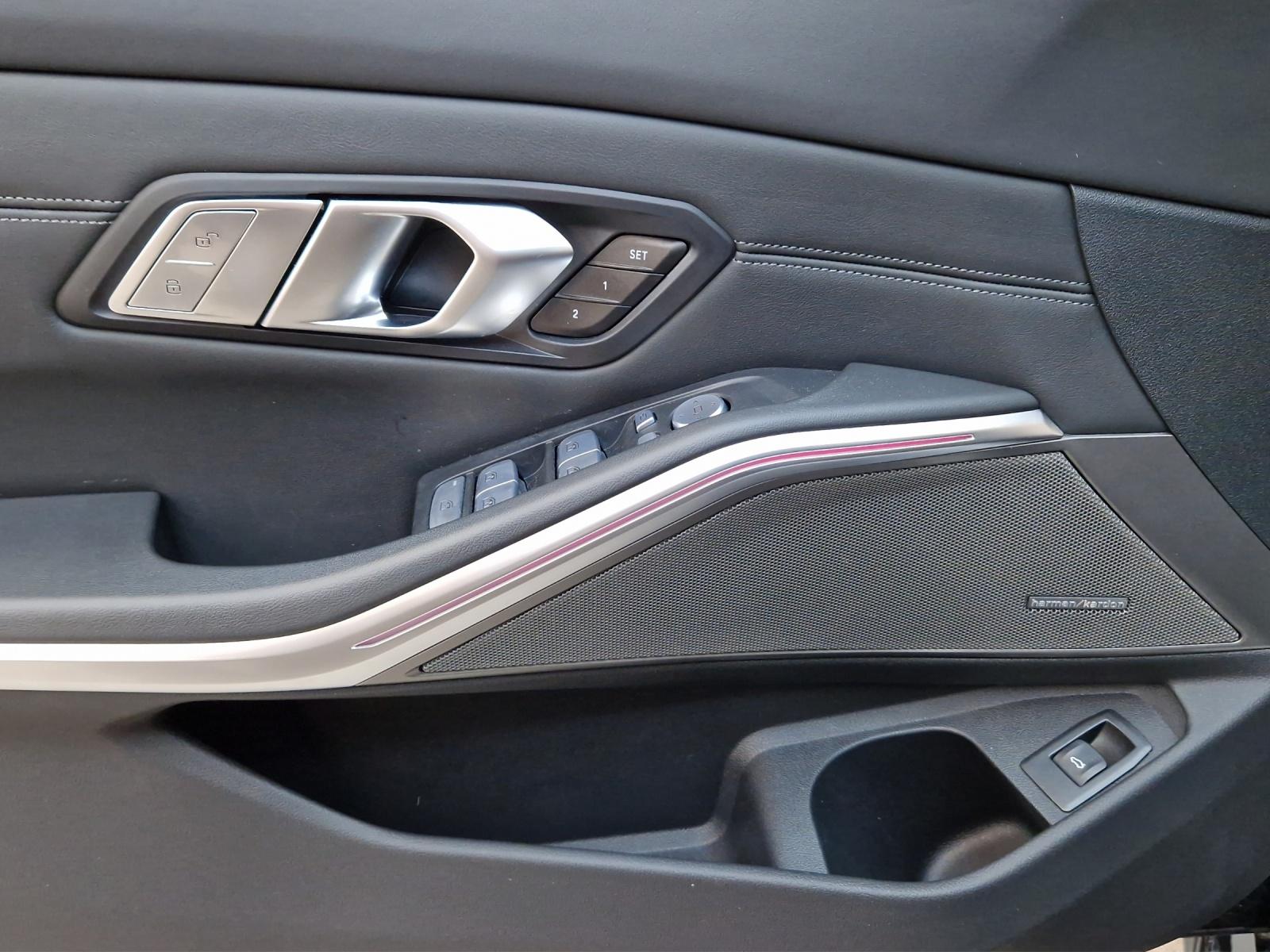 BMW M3 Competition M xDrive Touring-image-10