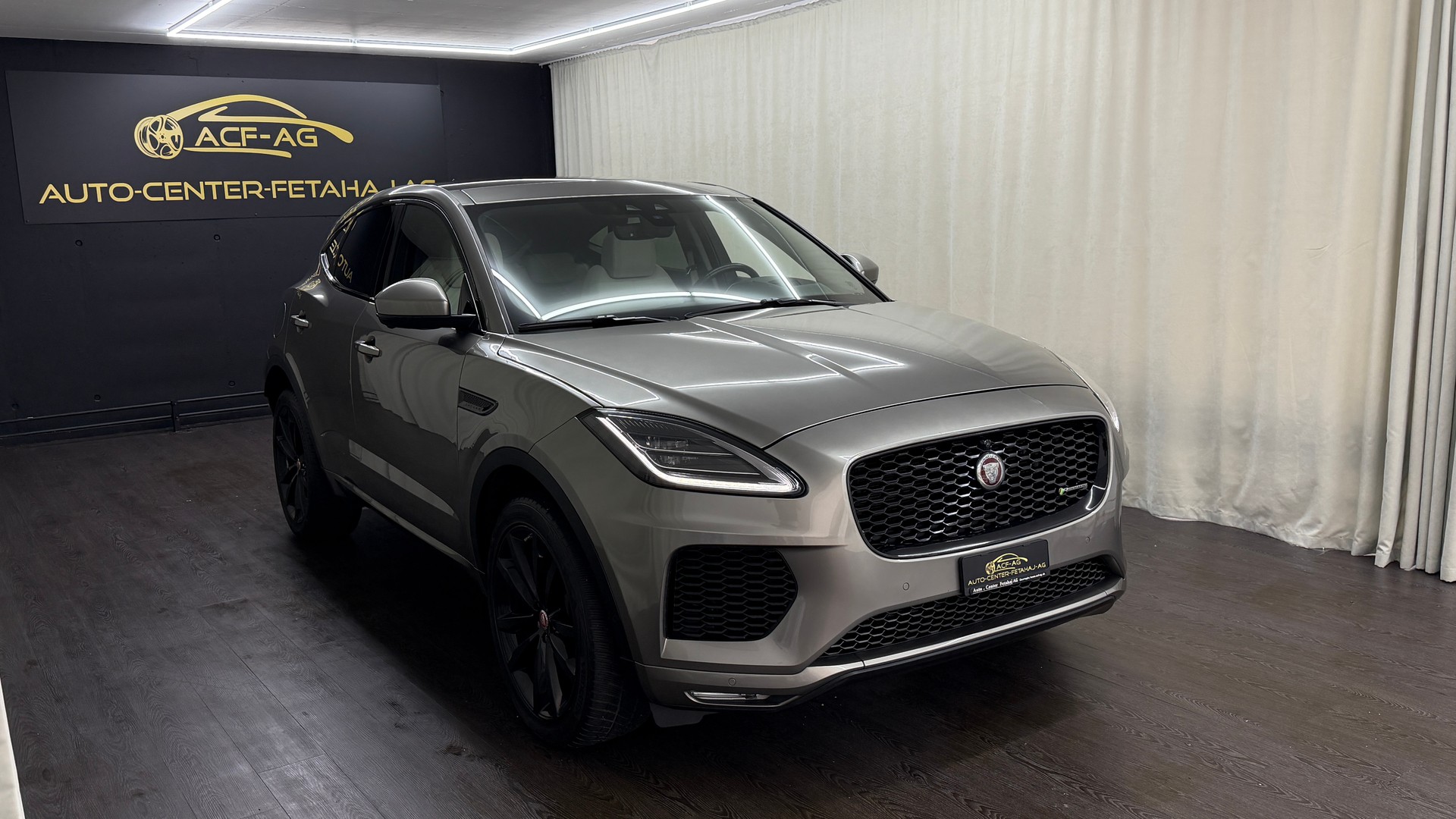 JAGUAR E-Pace 2.0d D240 R-Dynamic SE AWD Automatik-showroom-element-2