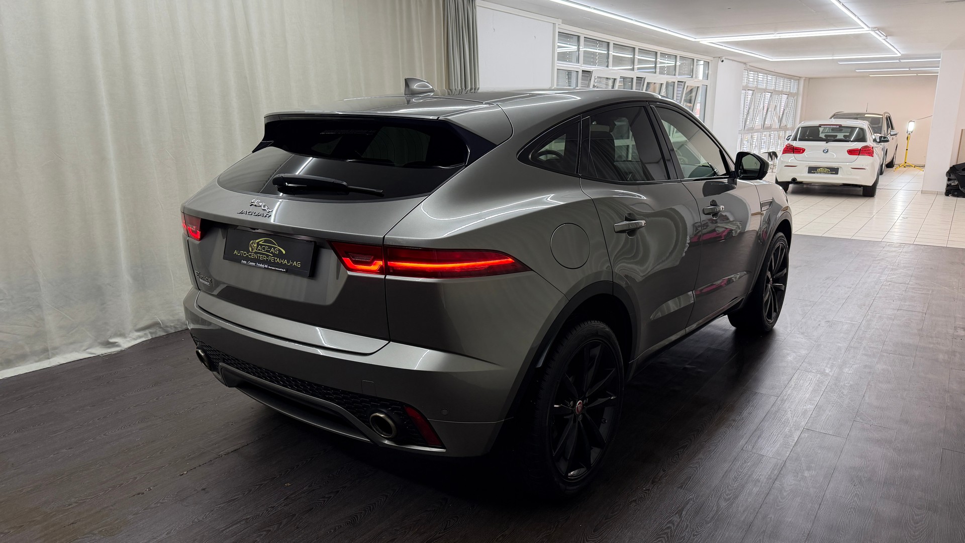 JAGUAR E-Pace 2.0d D240 R-Dynamic SE AWD Automatik-showroom-element-3