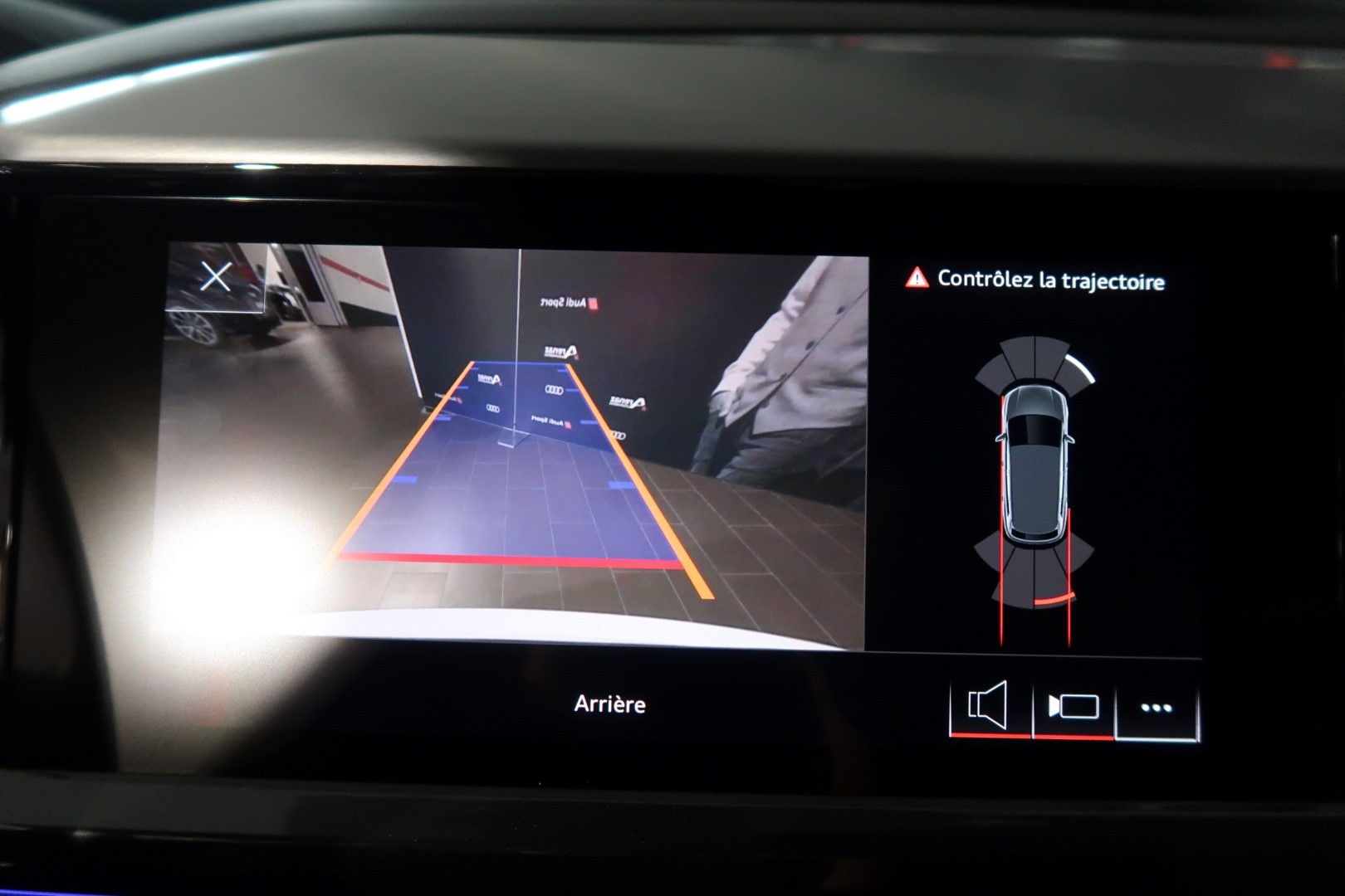 AUDI Q4 e-tron 40-showroom-element-2