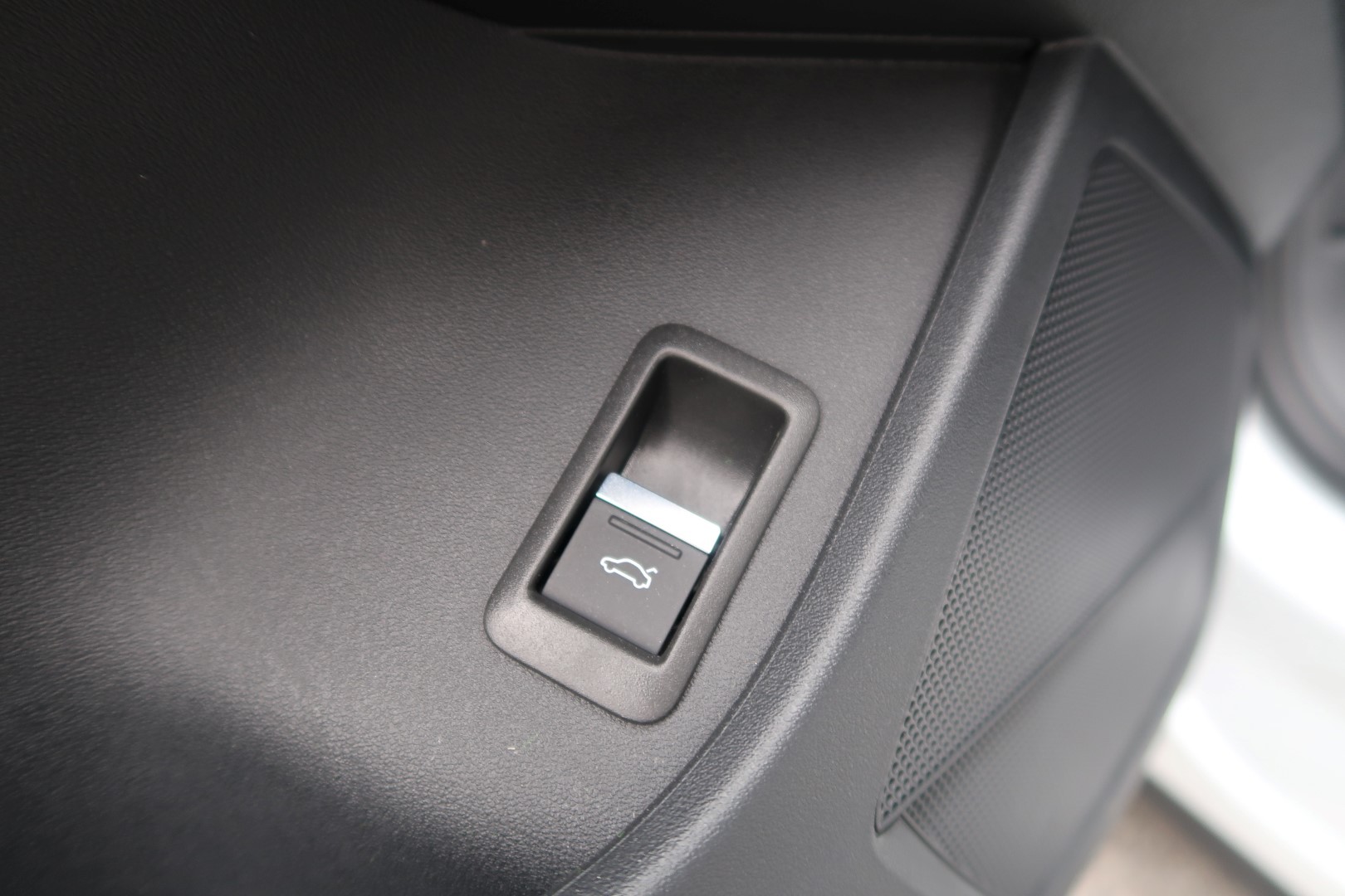 AUDI Q4 e-tron 40-image-6