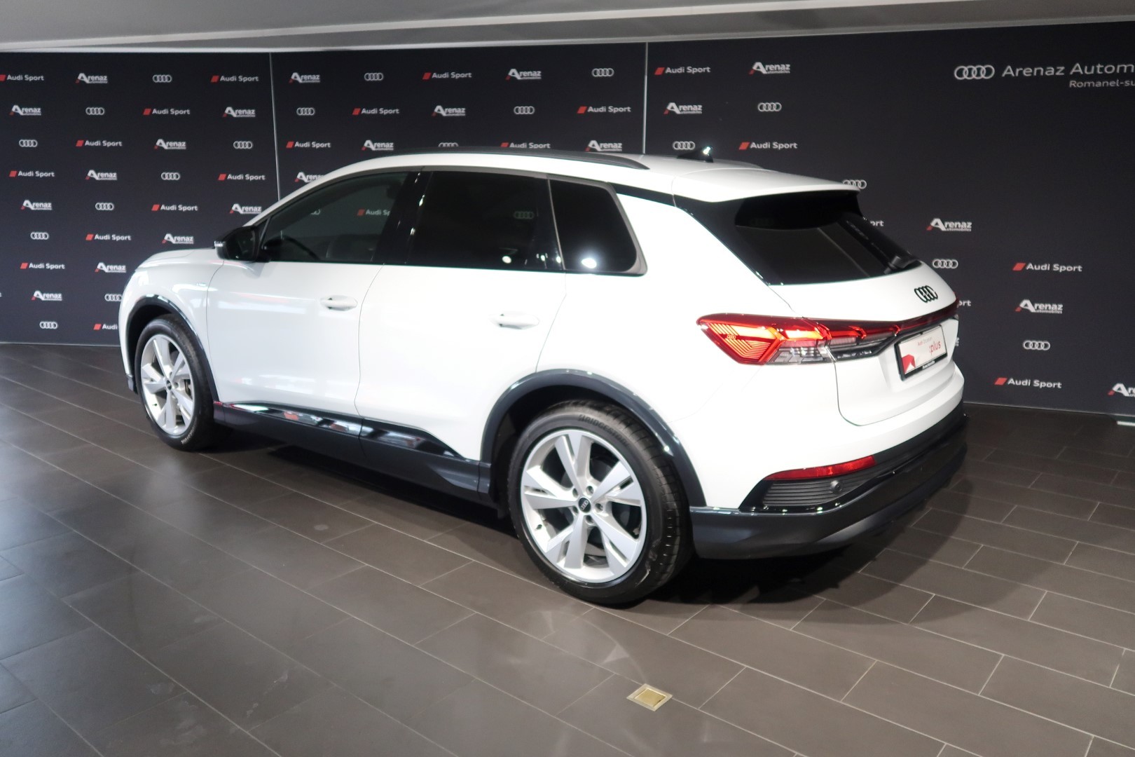 AUDI Q4 e-tron 40-showroom-element-1