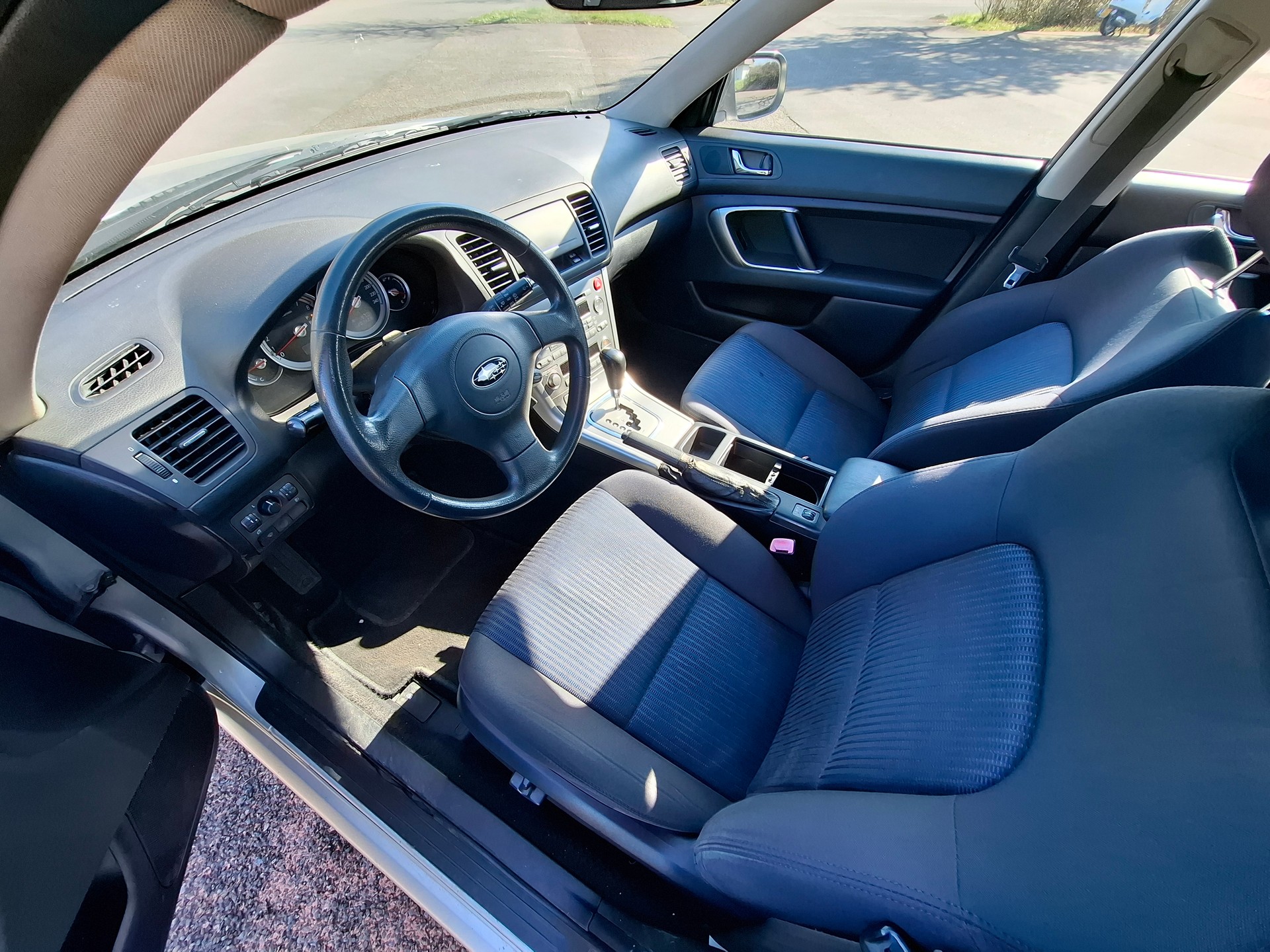 SUBARU Legacy 2.0i AWD Swiss-image-10