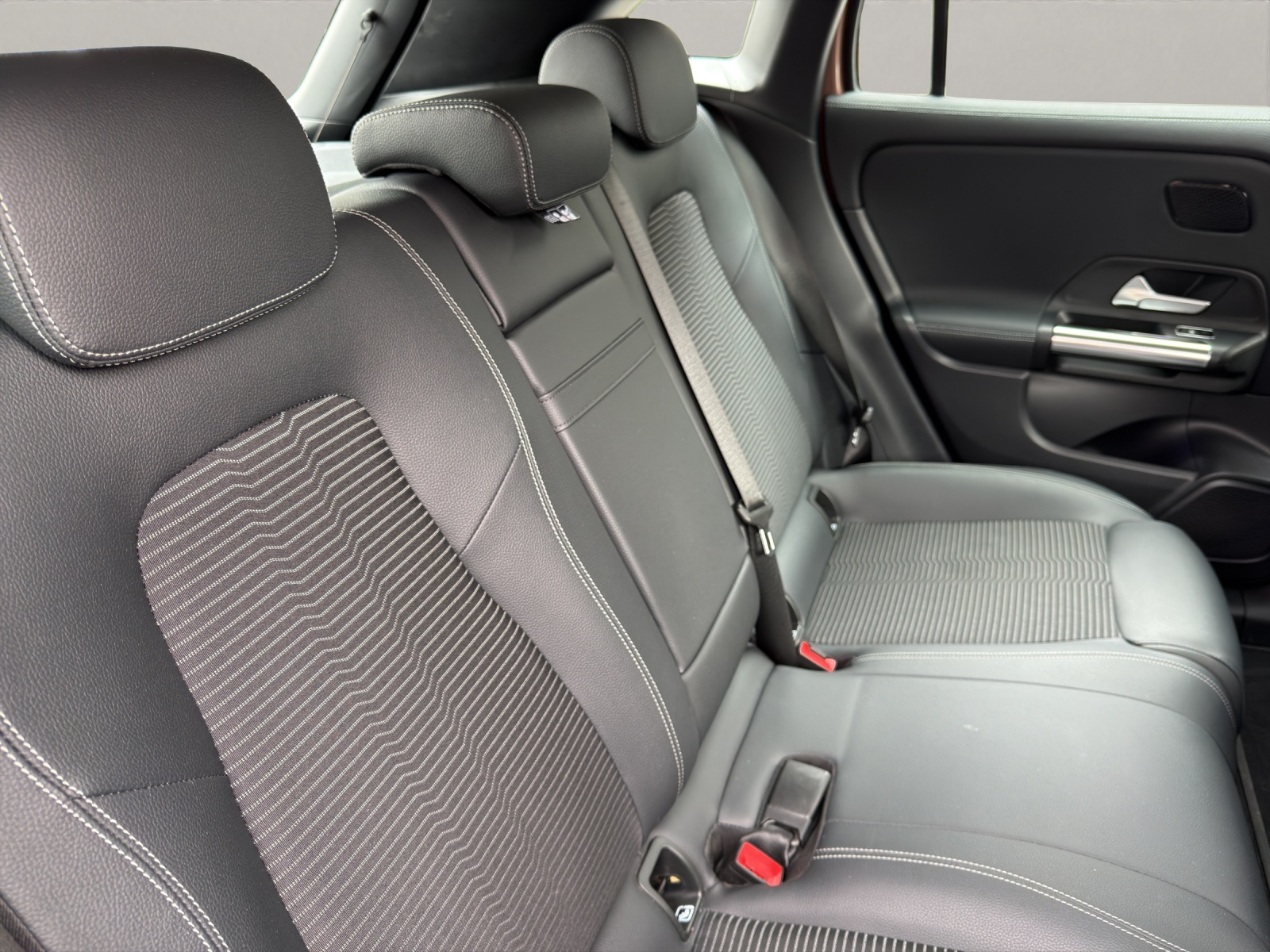 MERCEDES-BENZ EQA 300 4matic-image-13