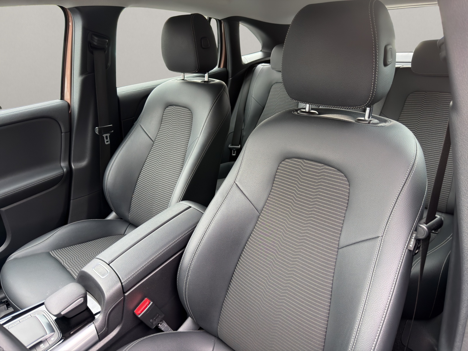 MERCEDES-BENZ EQA 300 4matic-image-11