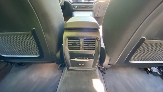 BMW 330e x DriveTouring Steptronic-image-10