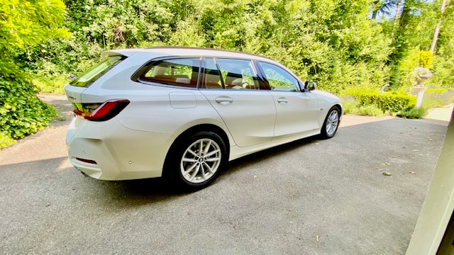 BMW 330e x DriveTouring Steptronic-image-4