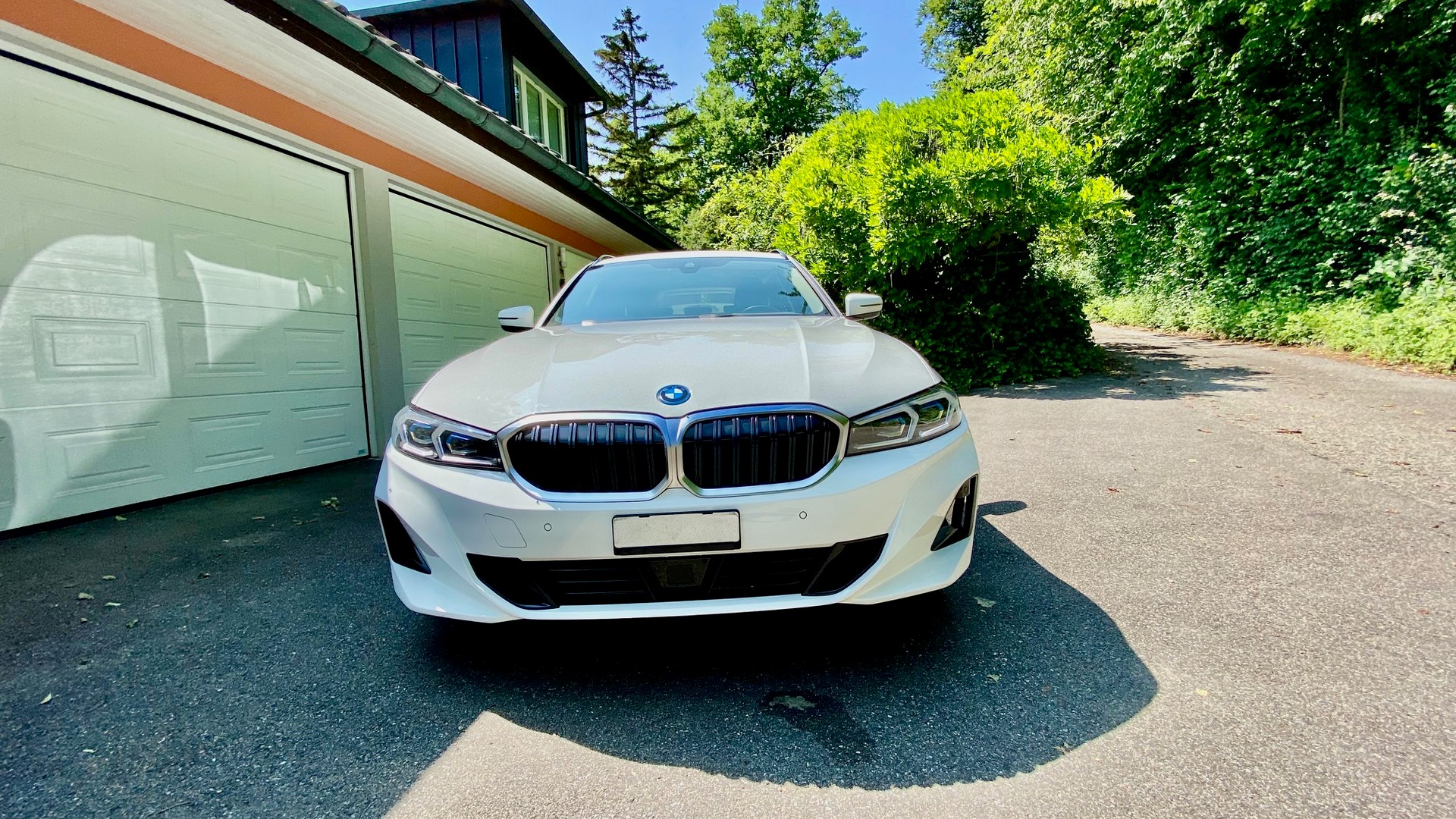 BMW 330e x DriveTouring Steptronic-image-2