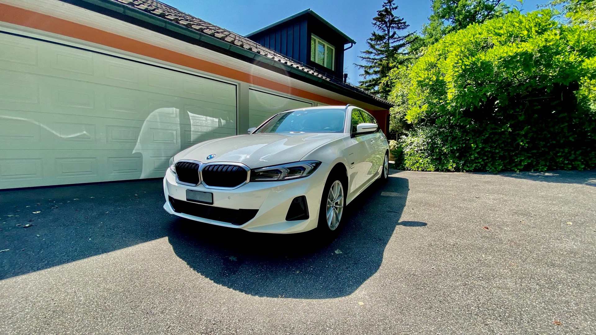 BMW 330e x DriveTouring Steptronic-image-1