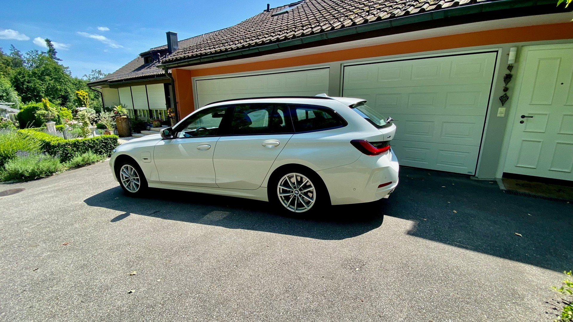 BMW 330e x DriveTouring Steptronic-image-3