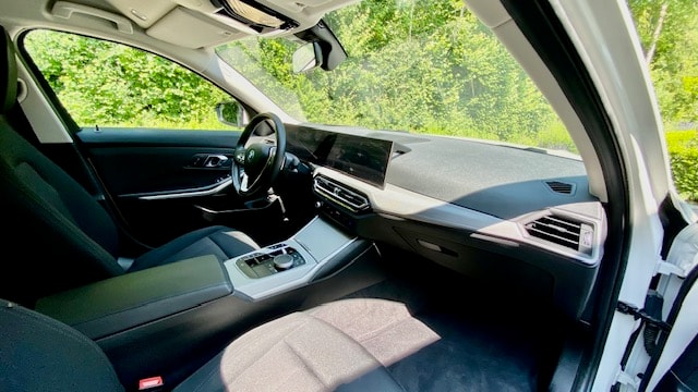 BMW 330e x DriveTouring Steptronic-image-9