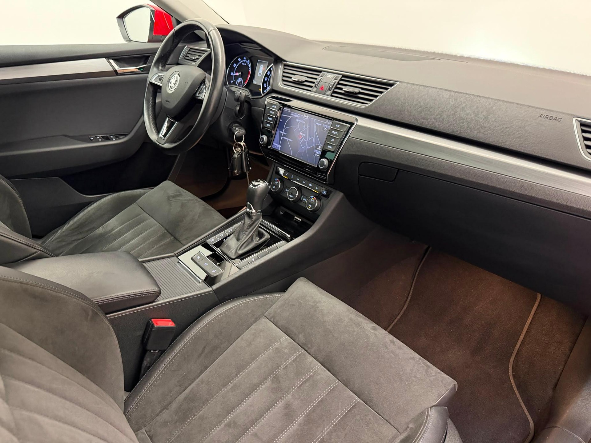 SKODA Superb Combi 2.0 TSI 280 Style 4x4 DSG-image-9