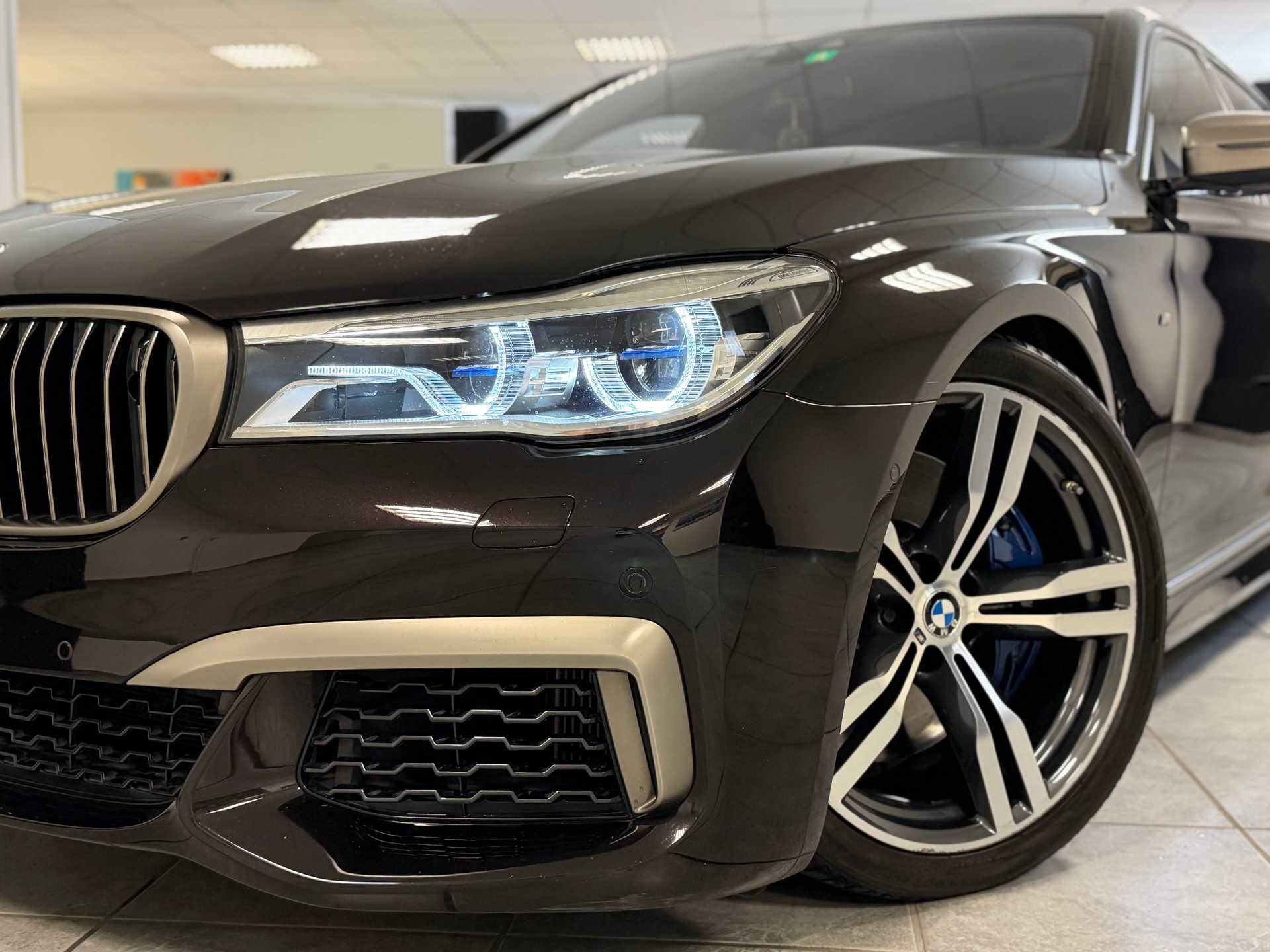 BMW M760Li xDrive Steptronic-showroom-element-1