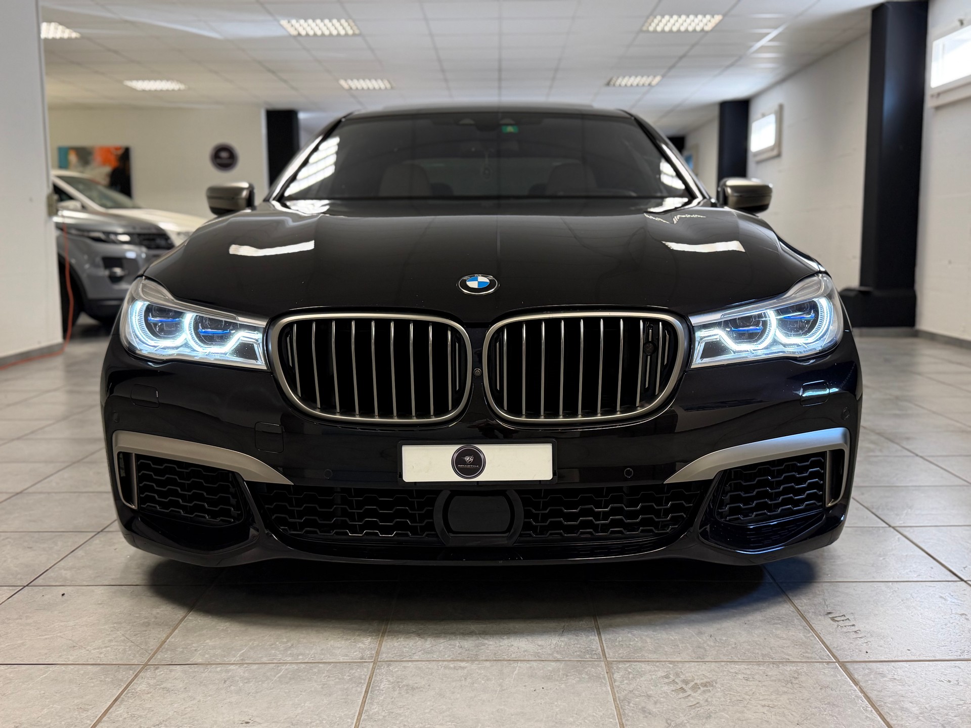 BMW M760Li xDrive Steptronic-showroom-element-3