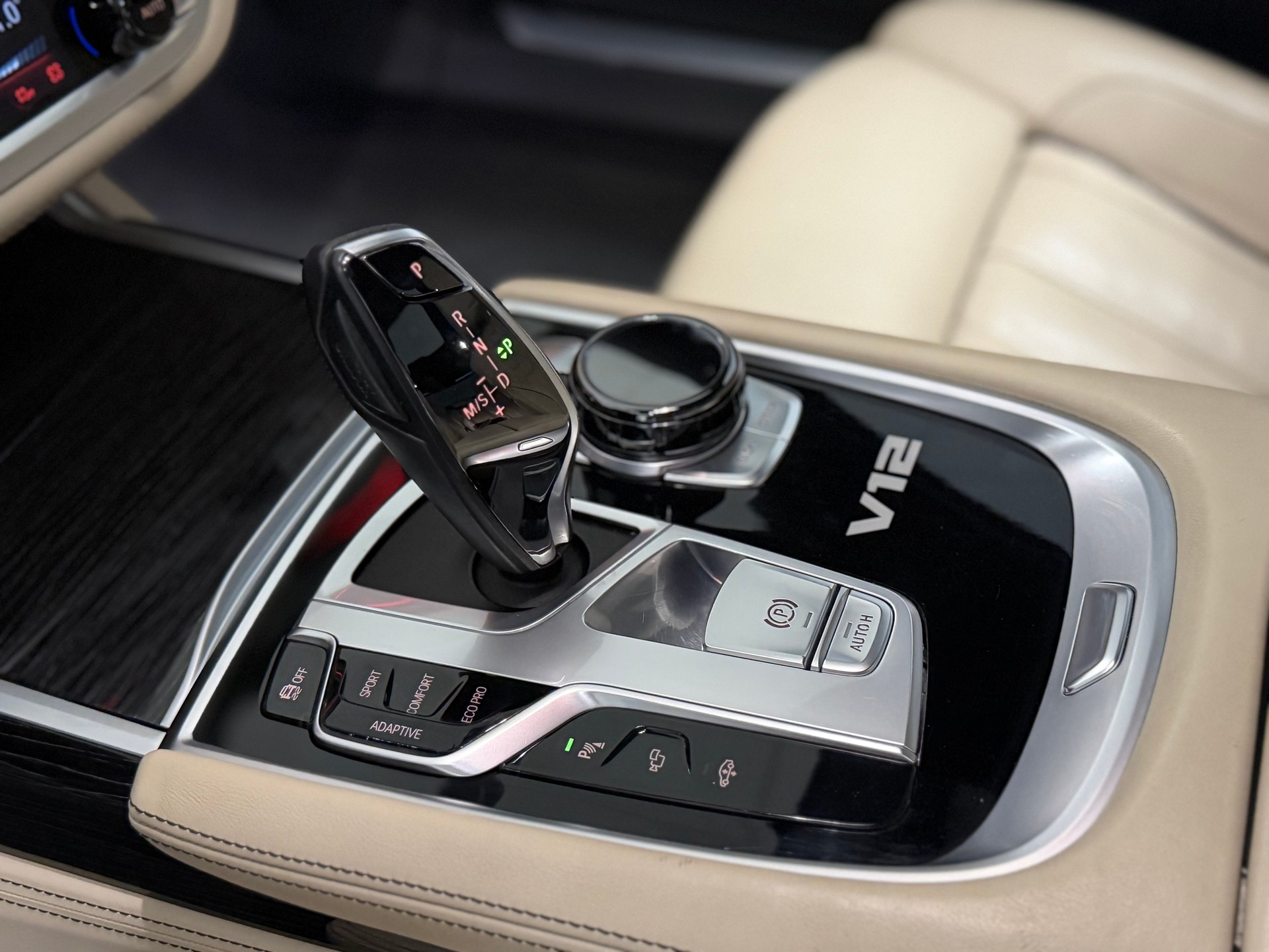 BMW M760Li xDrive Steptronic-image-24