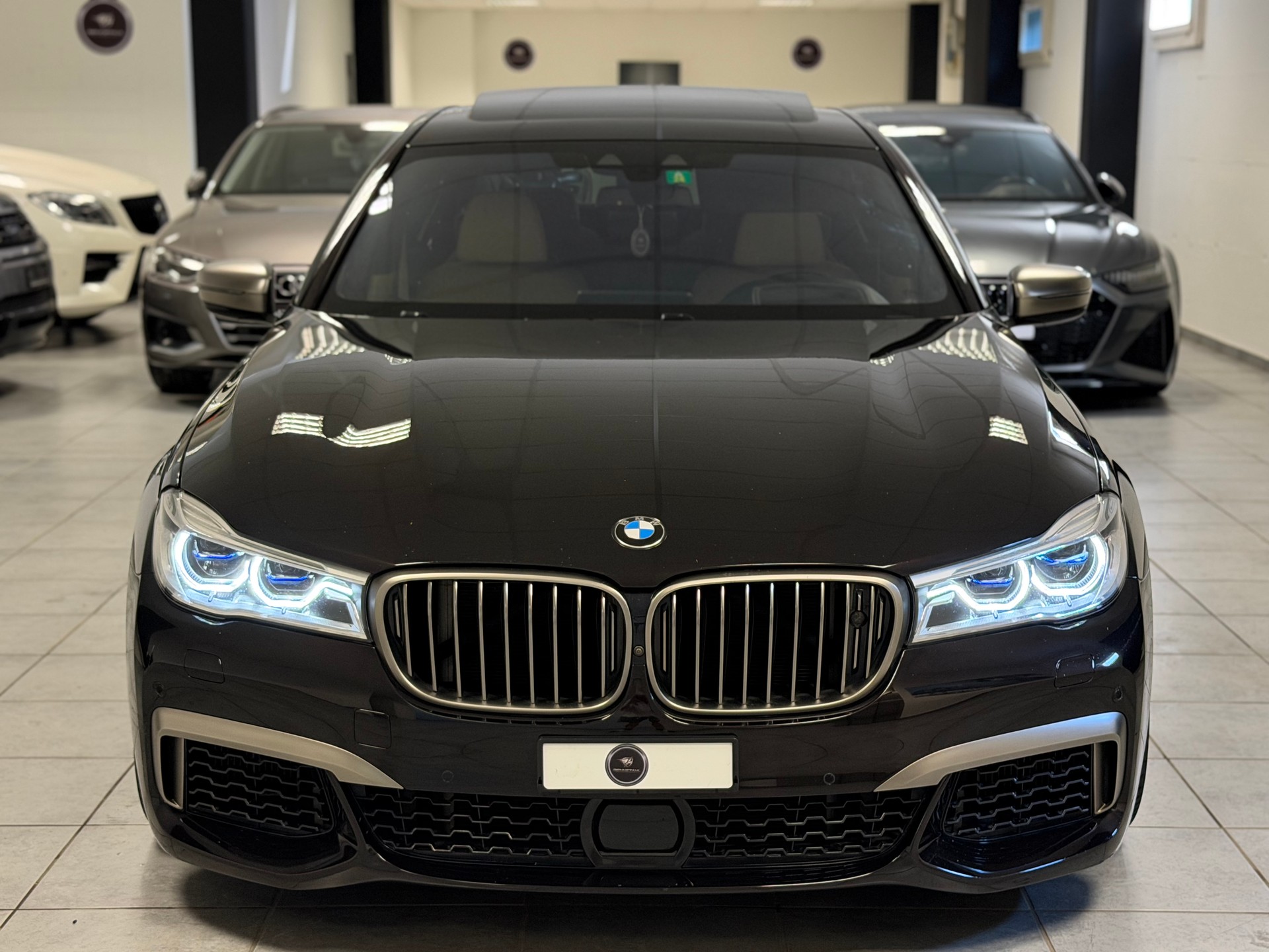 BMW M760Li xDrive Steptronic-showroom-element-2