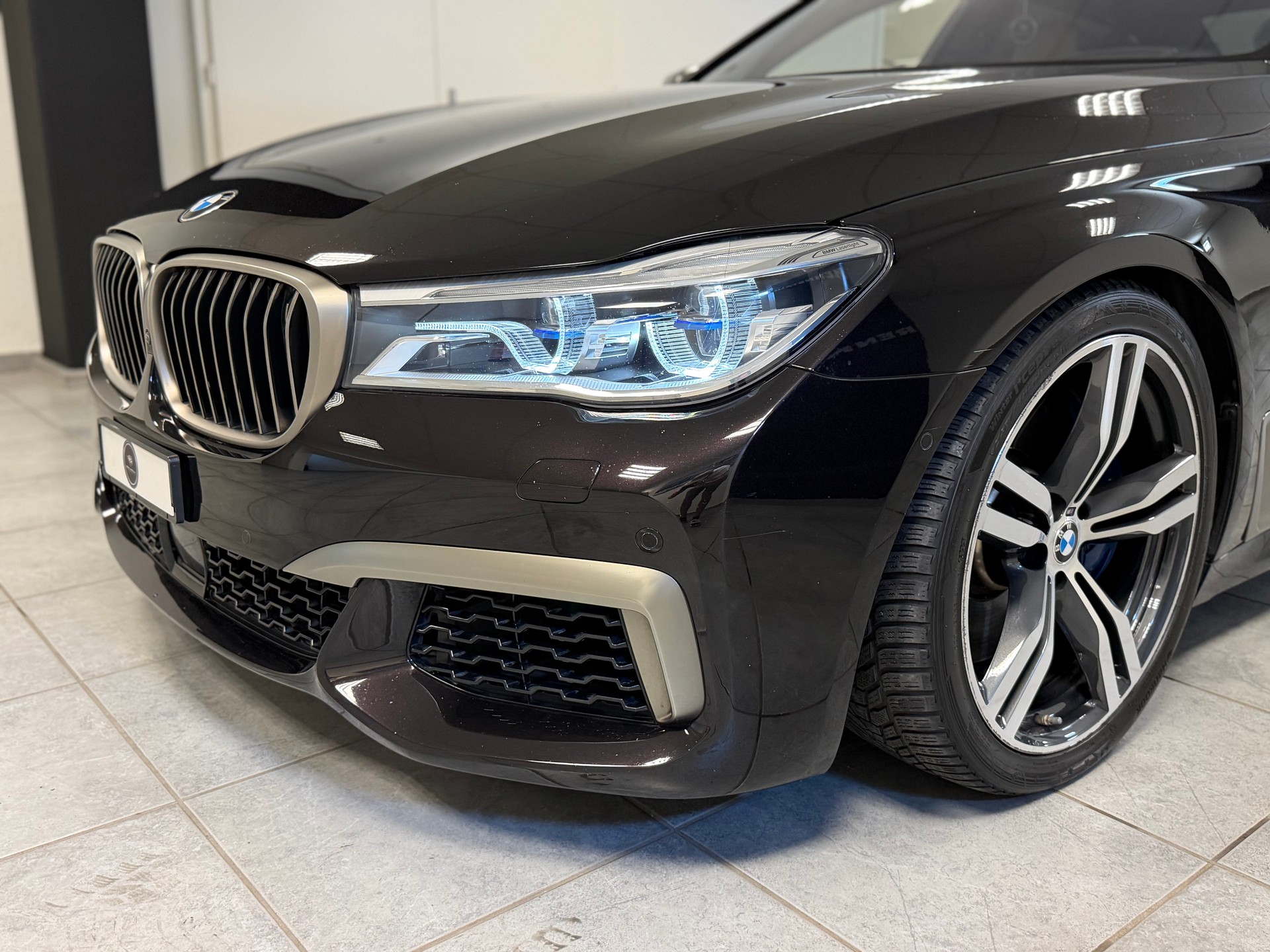 BMW M760Li xDrive Steptronic-image-6