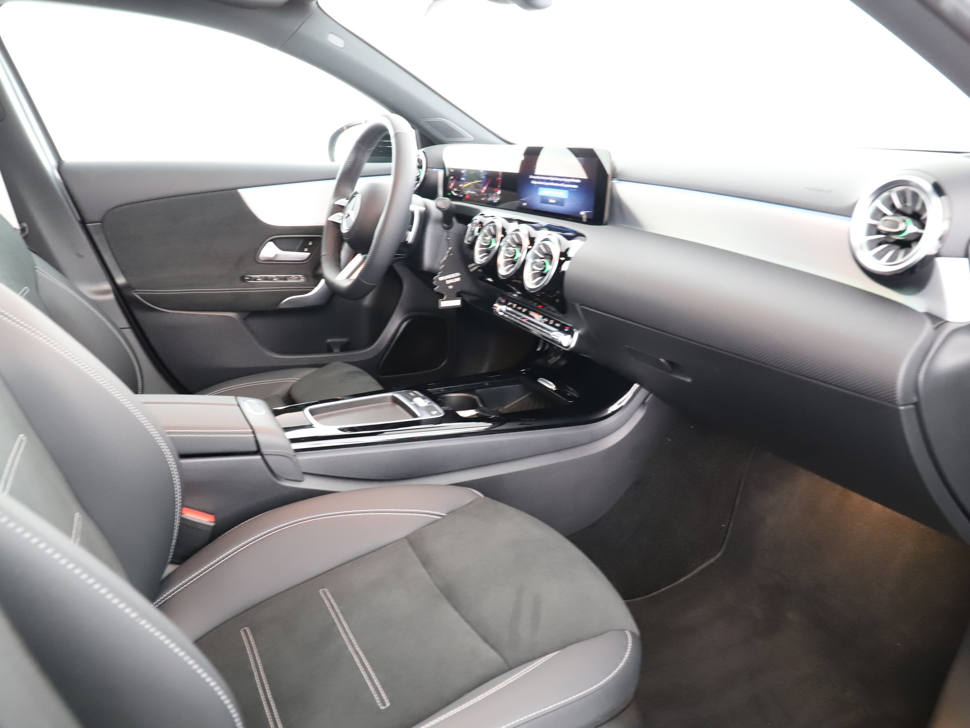 MERCEDES-BENZ A 220 d 8G-DCT-image-8