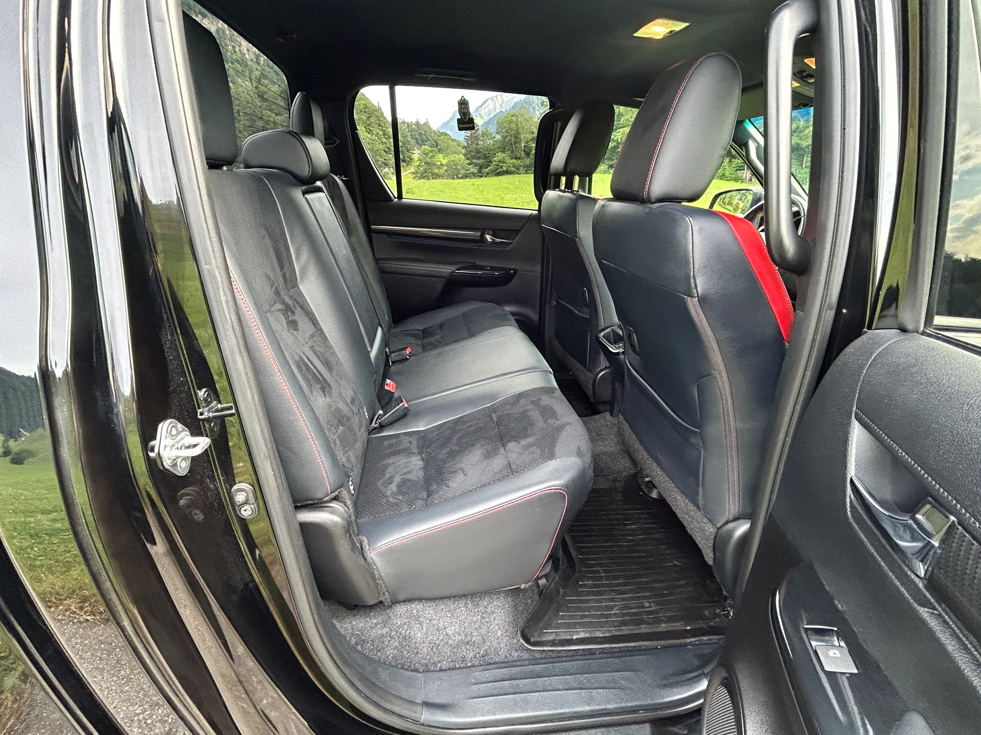 TOYOTA Hilux 2.8D GR Sport 230PS Double Cab 4x4 A-image-15
