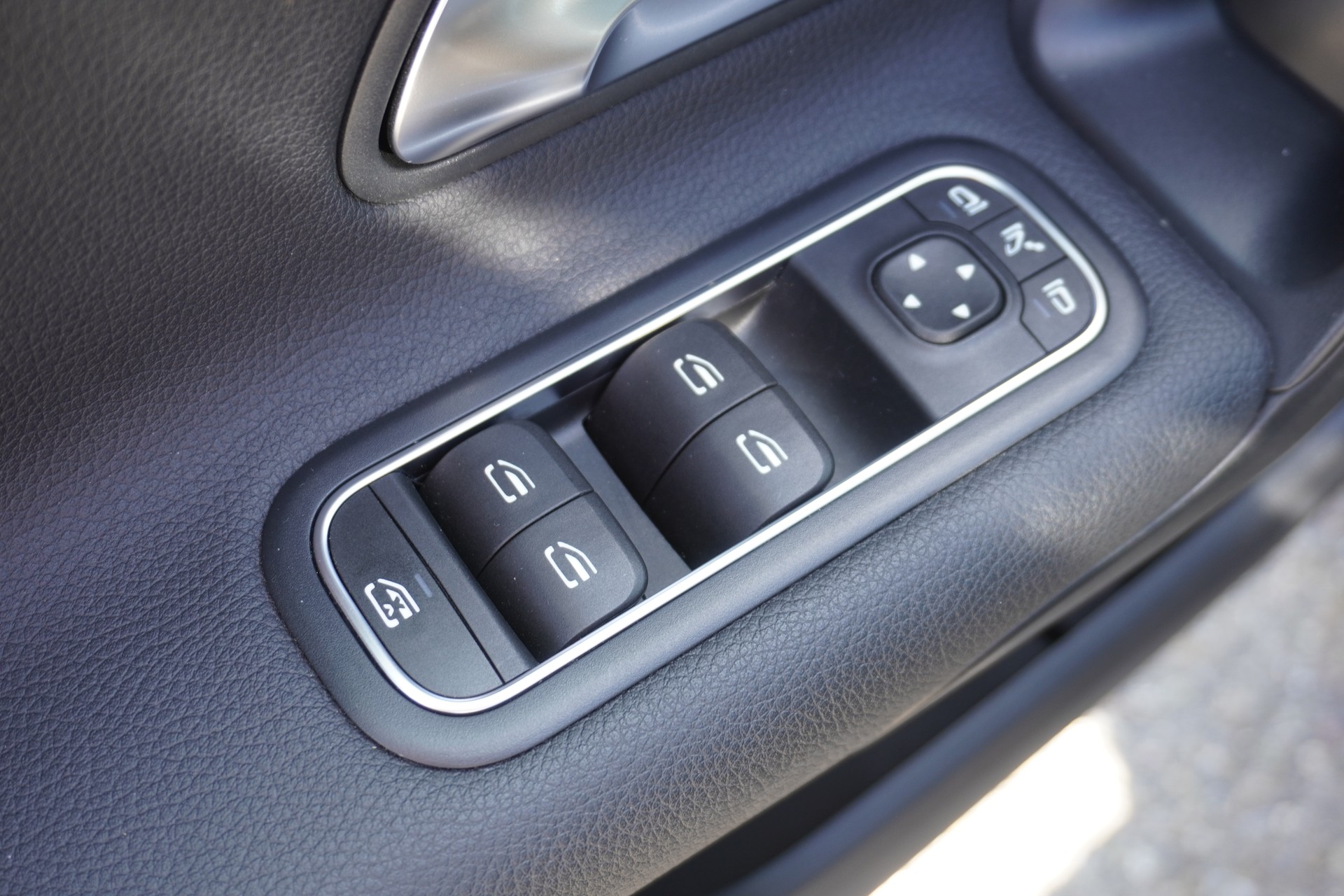 MERCEDES-BENZ A 200 7G-DCT-image-32