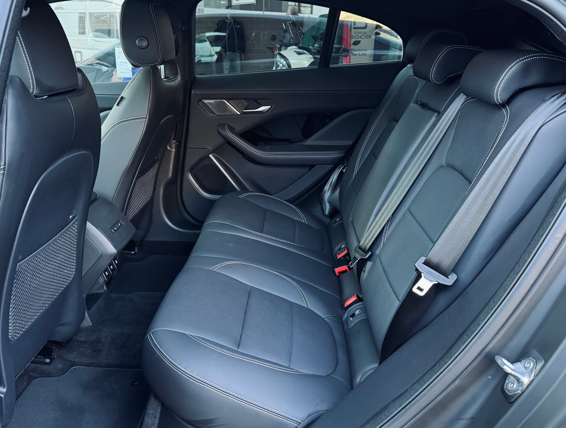 JAGUAR I-Pace EV400 90kW/h R-Dynamic HSE-image-9