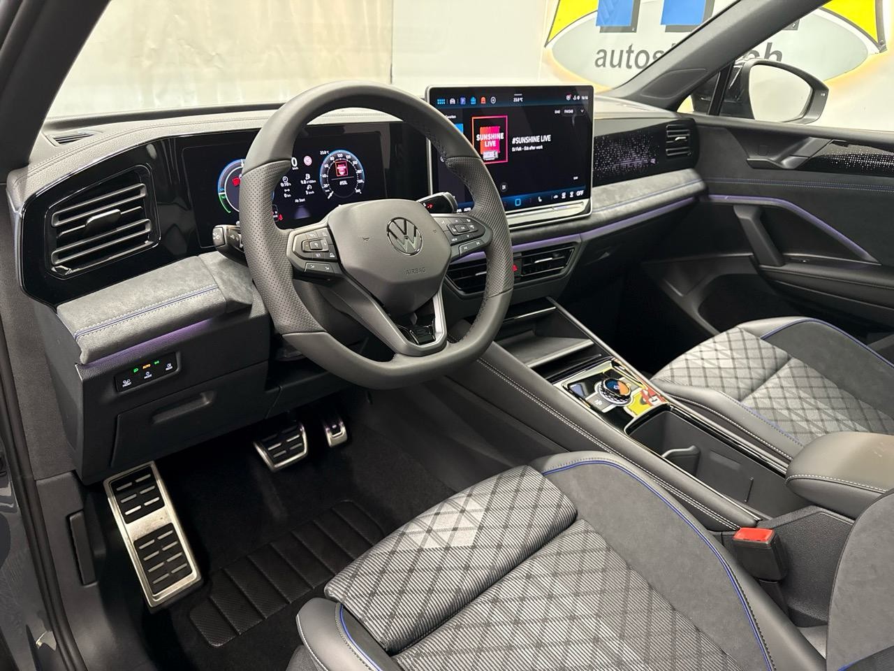 VW Tiguan 1.5 TSI PHEV R-Line Black Style-showroom-element-2
