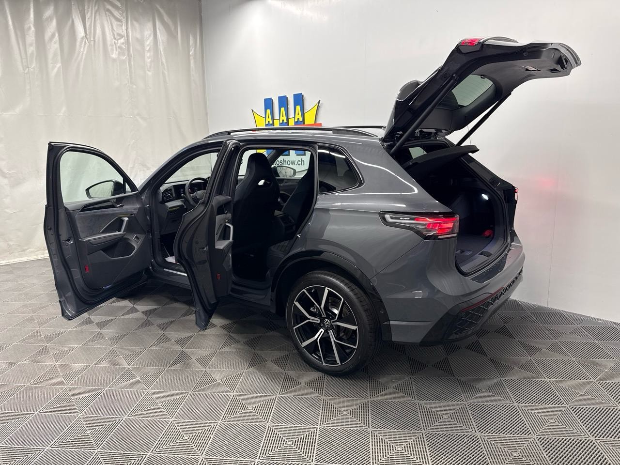 VW Tiguan 1.5 TSI PHEV R-Line Black Style-image-14
