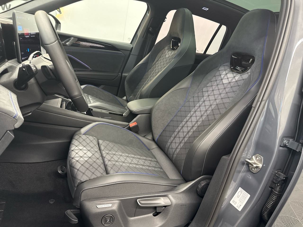 VW Tiguan 1.5 TSI PHEV R-Line Black Style-showroom-element-3