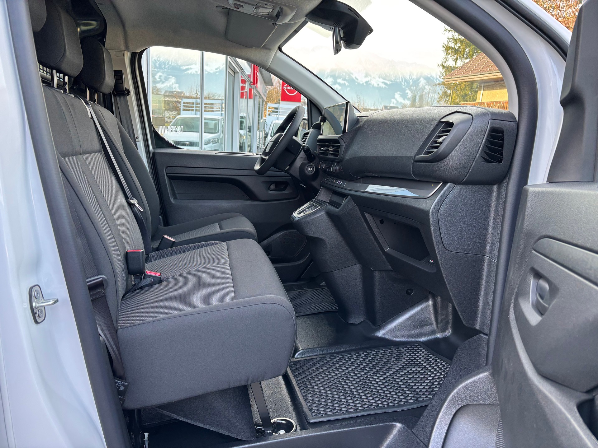 PEUGEOT Expert NEW BHDi 145 S&S Standard EAT8-image-8