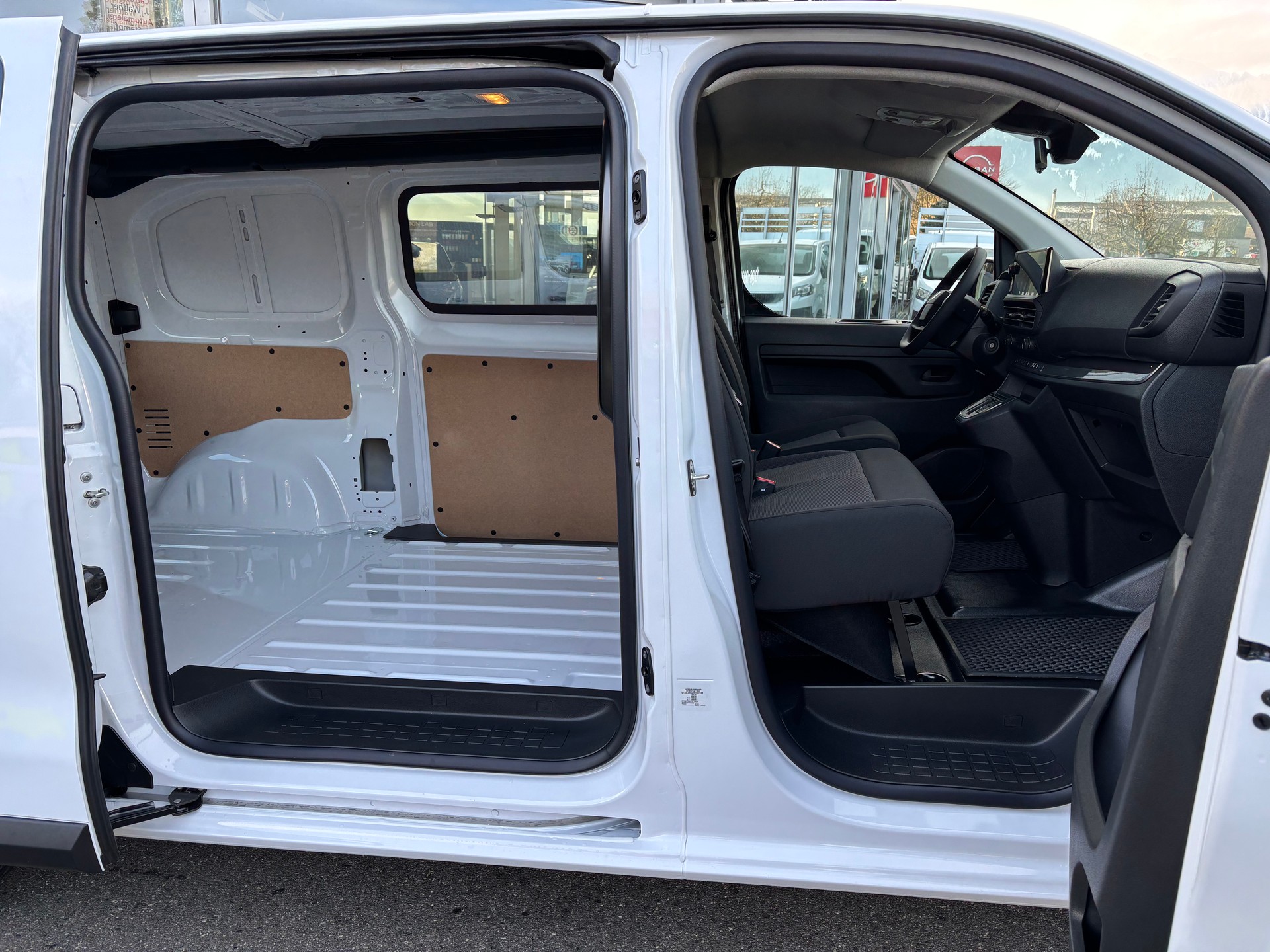 PEUGEOT Expert NEW BHDi 145 S&S Standard EAT8-image-5