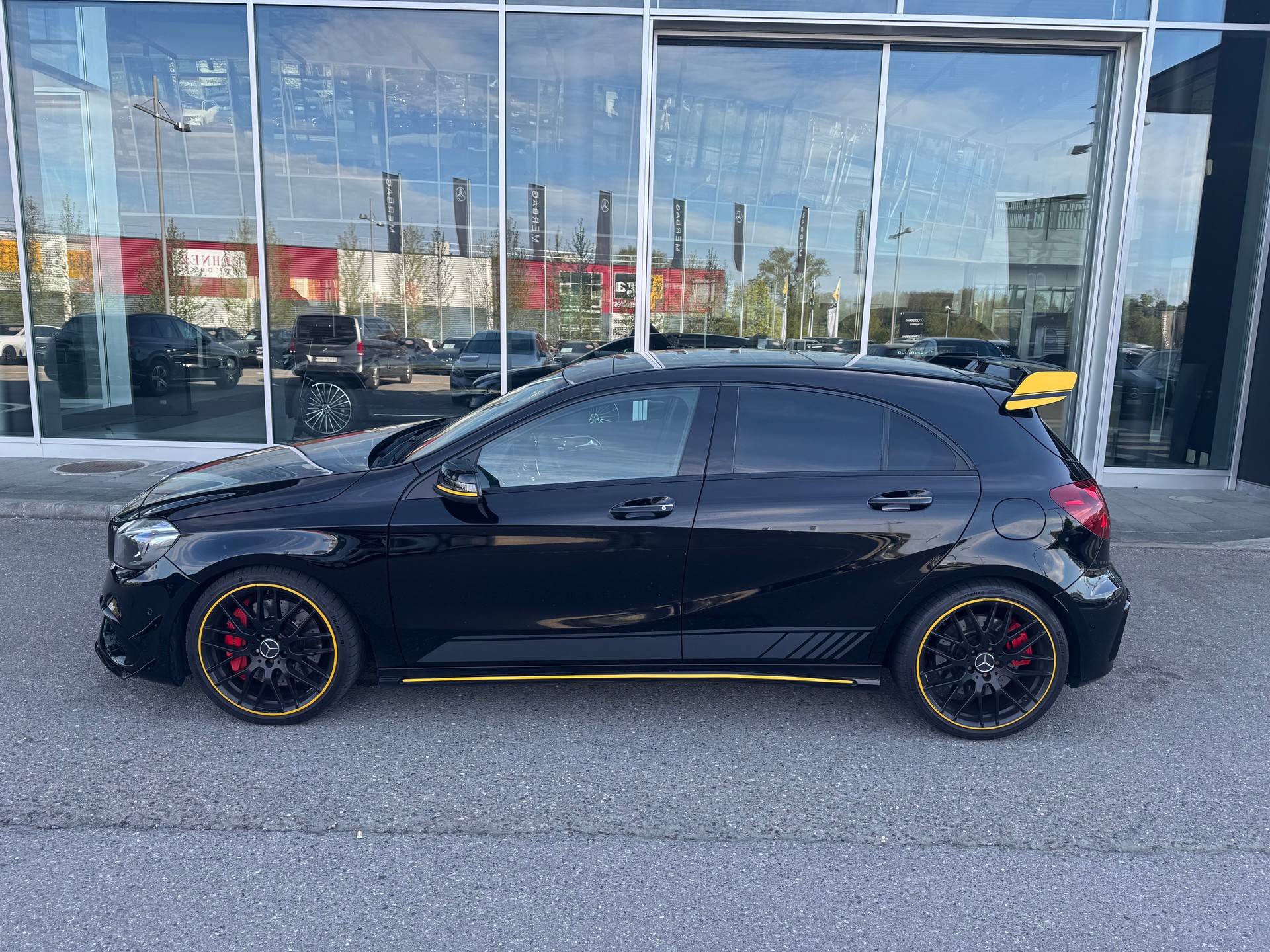 MERCEDES-BENZ A 45 AMG Yellow Night Edition 4Matic 7G-DCT-image-2