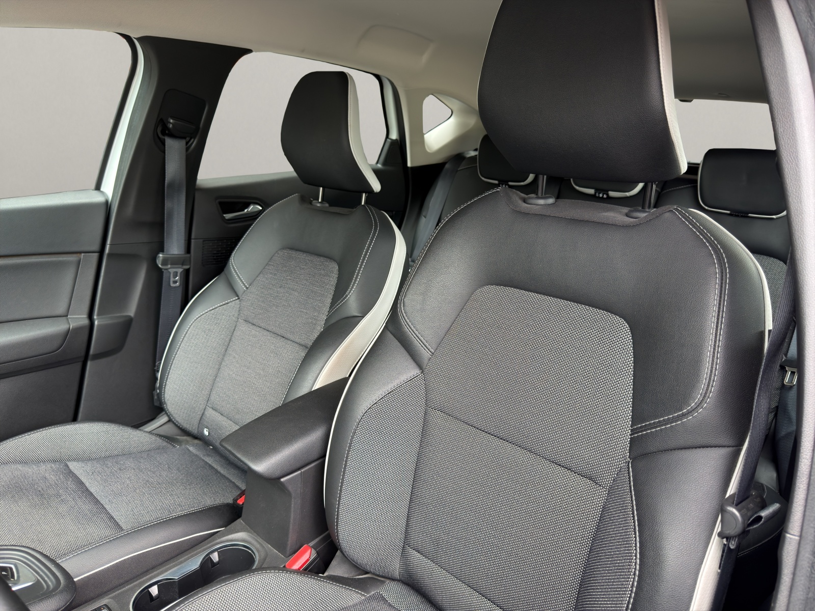 RENAULT Captur 1.6 E-Tech Intens-image-11