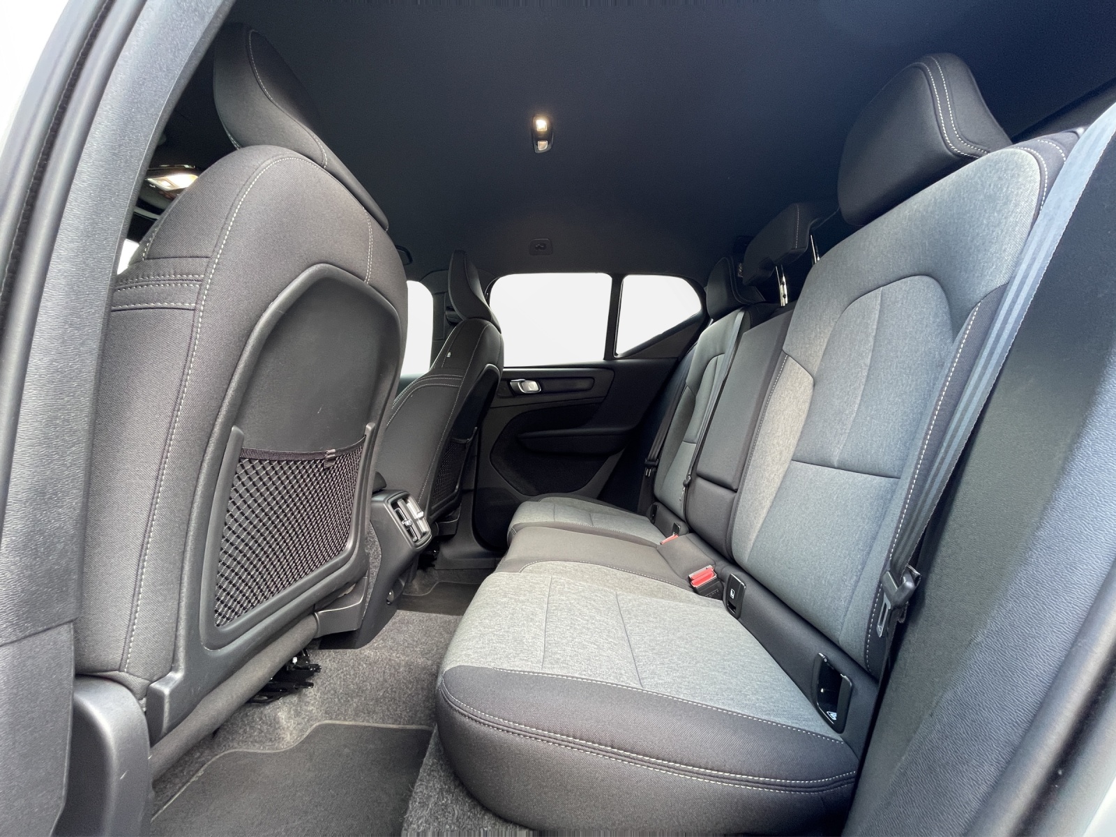 VOLVO XC40 2.0 B3 MH Plus Dark-image-13