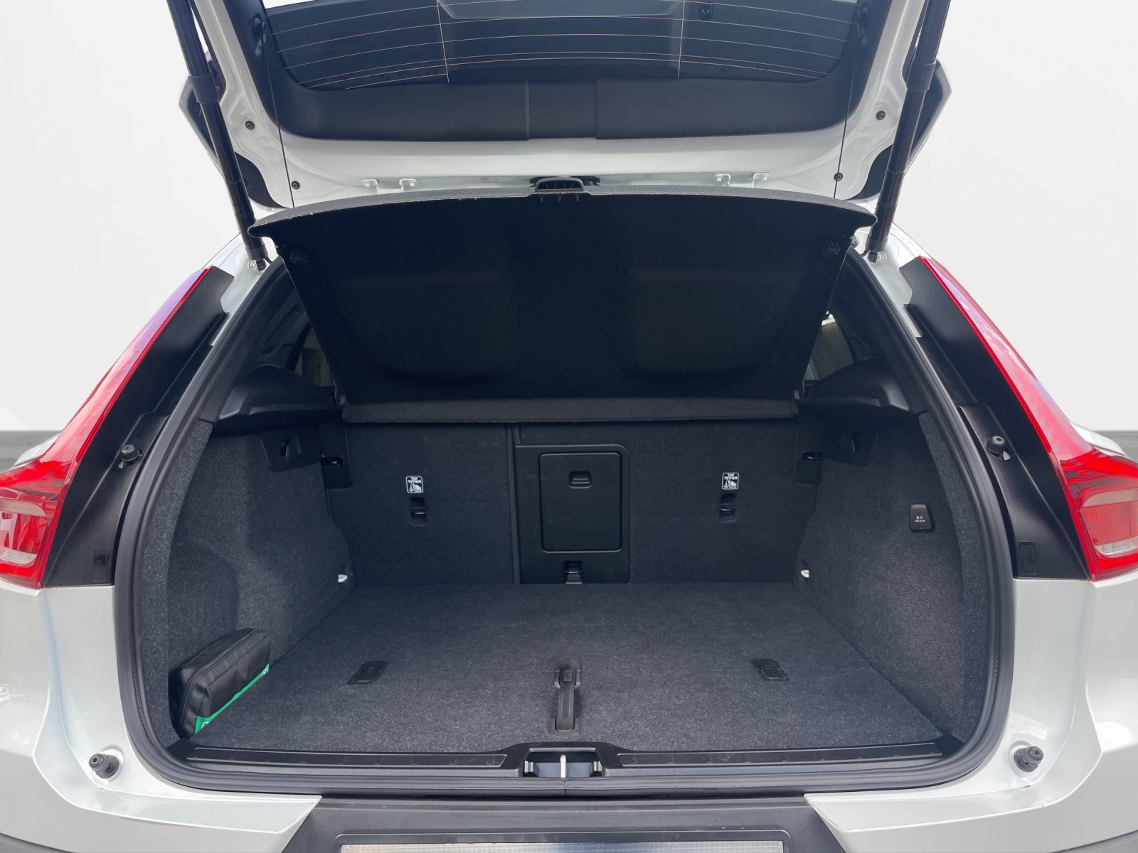 VOLVO XC40 2.0 B3 MH Plus Dark-image-14