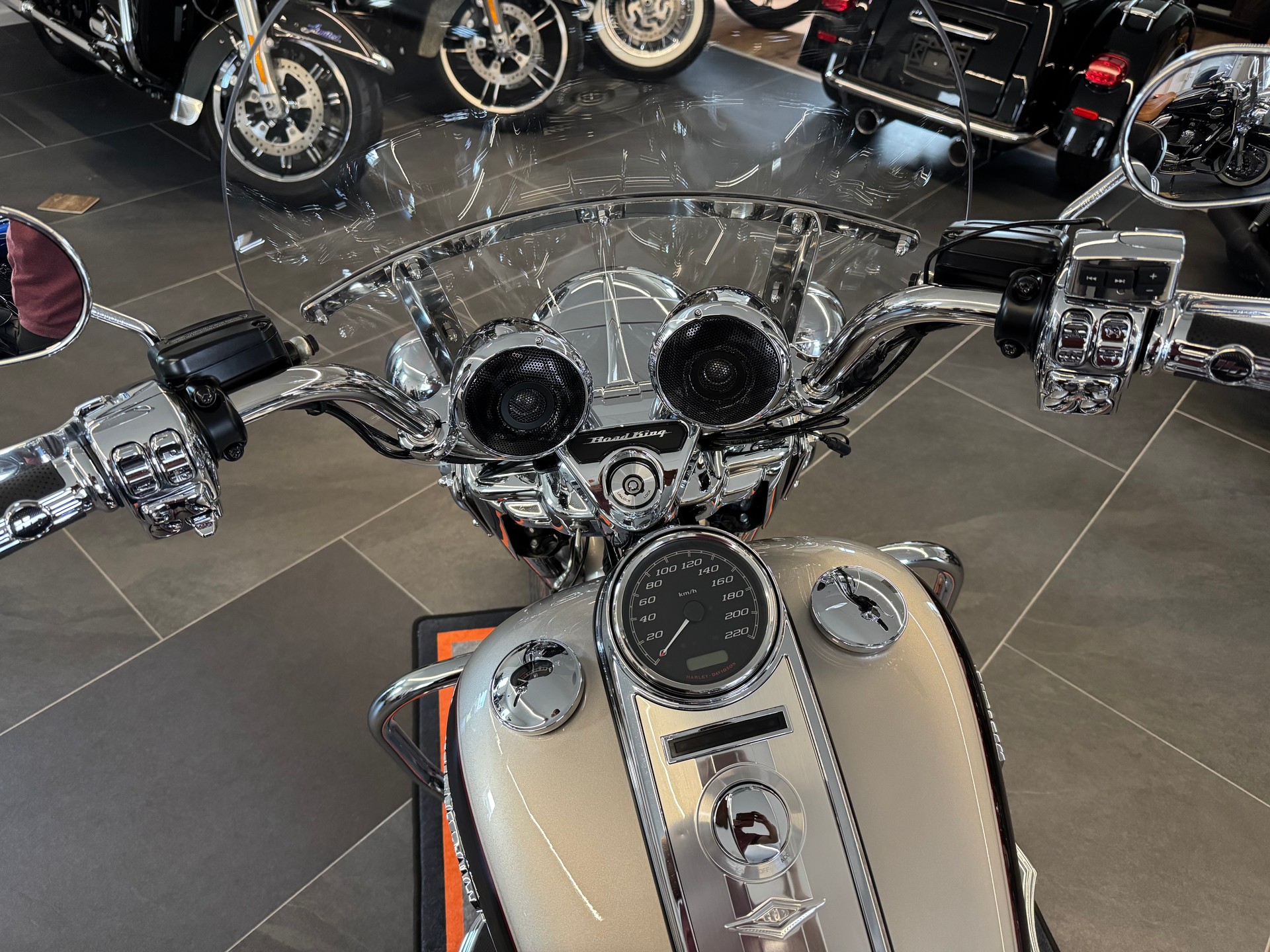 HARLEY-DAVIDSON FLHR Road King 107 ABS-image-6