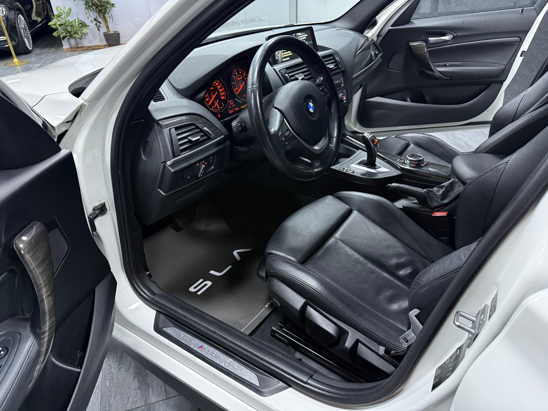 BMW M135i Steptronic / CH Fz-image-7