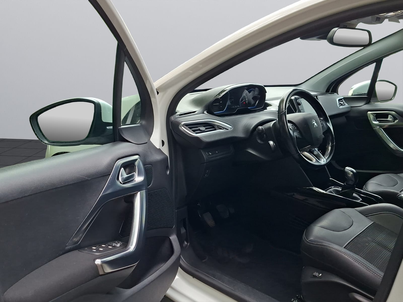 PEUGEOT 2008 1.2 PureTech Allure-image-11