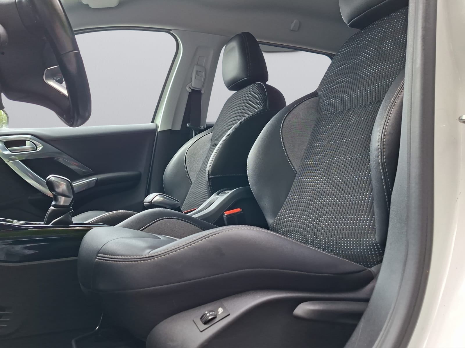 PEUGEOT 2008 1.2 PureTech Allure-image-10