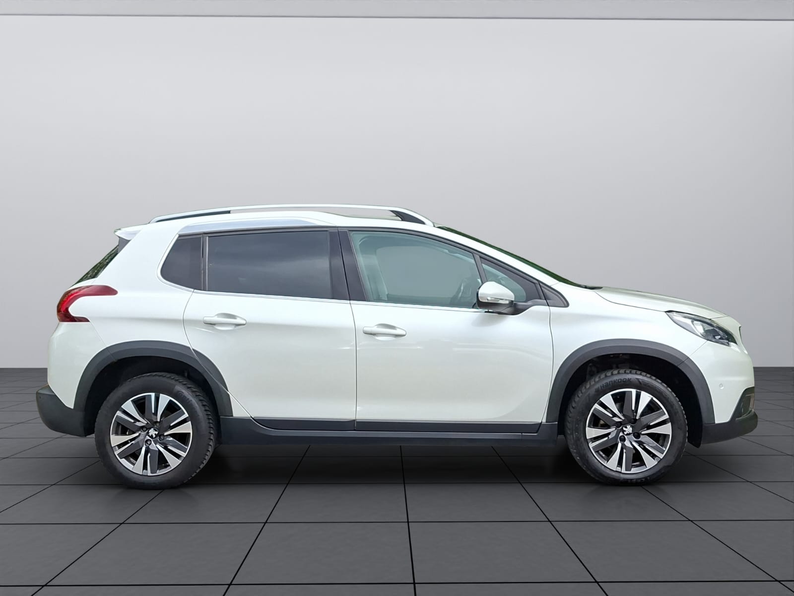 PEUGEOT 2008 1.2 PureTech Allure-image-8